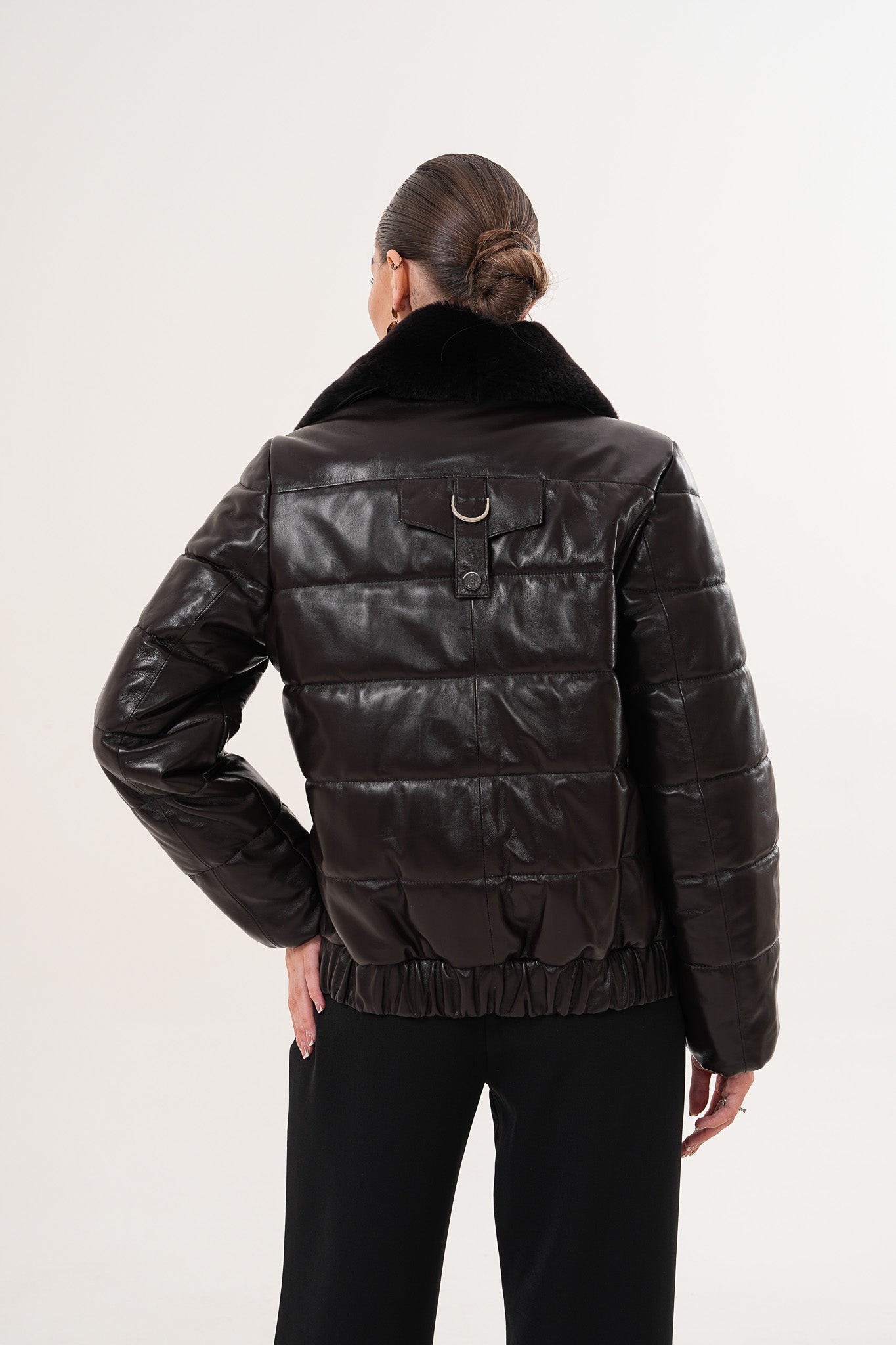 جاكيت جلد نسائي من Elvaris بلون شوكولاتة داكن مع طوق فرو