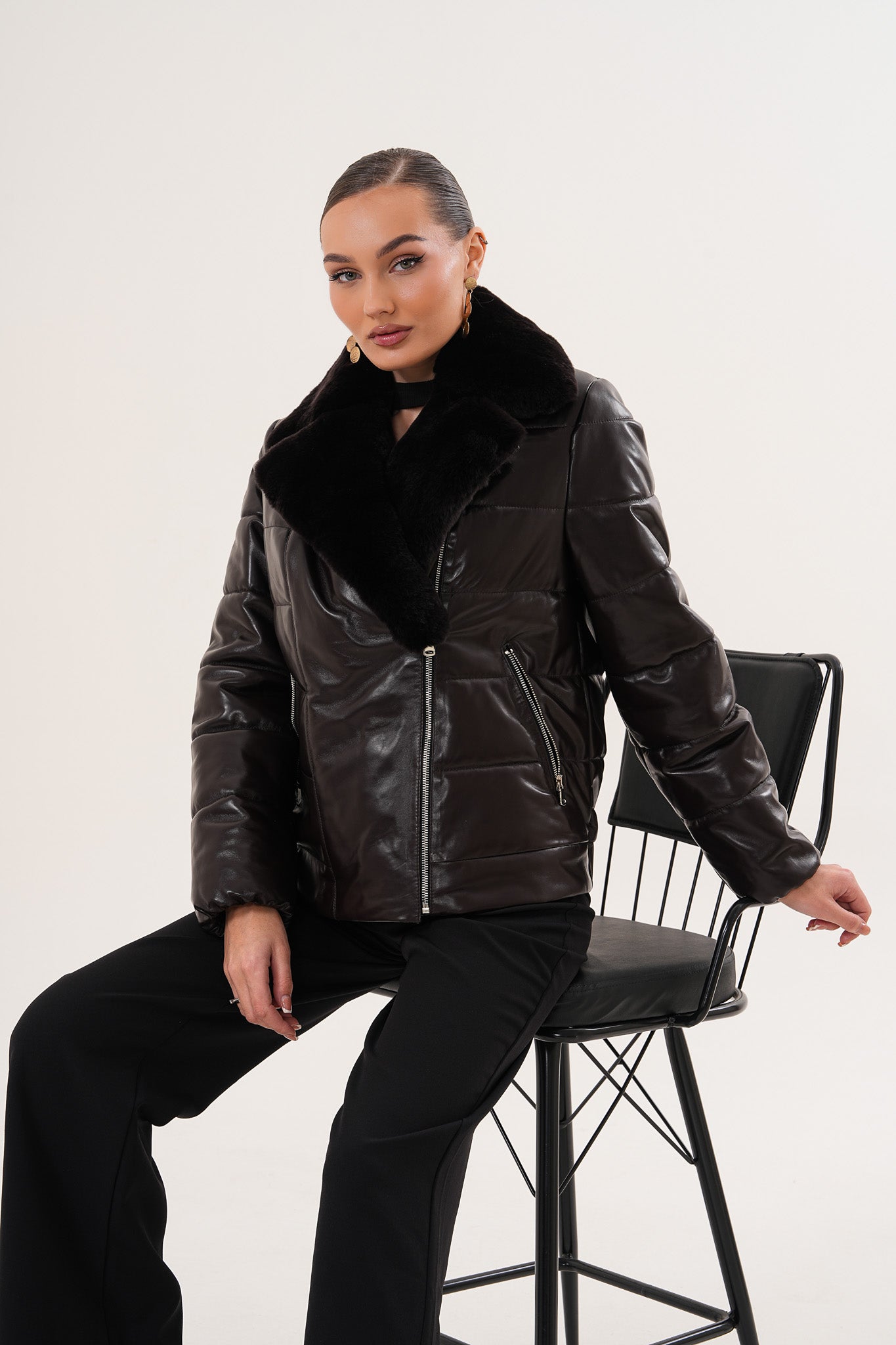 جاكيت جلد نسائي من Elvaris بلون شوكولاتة داكن مع طوق فرو