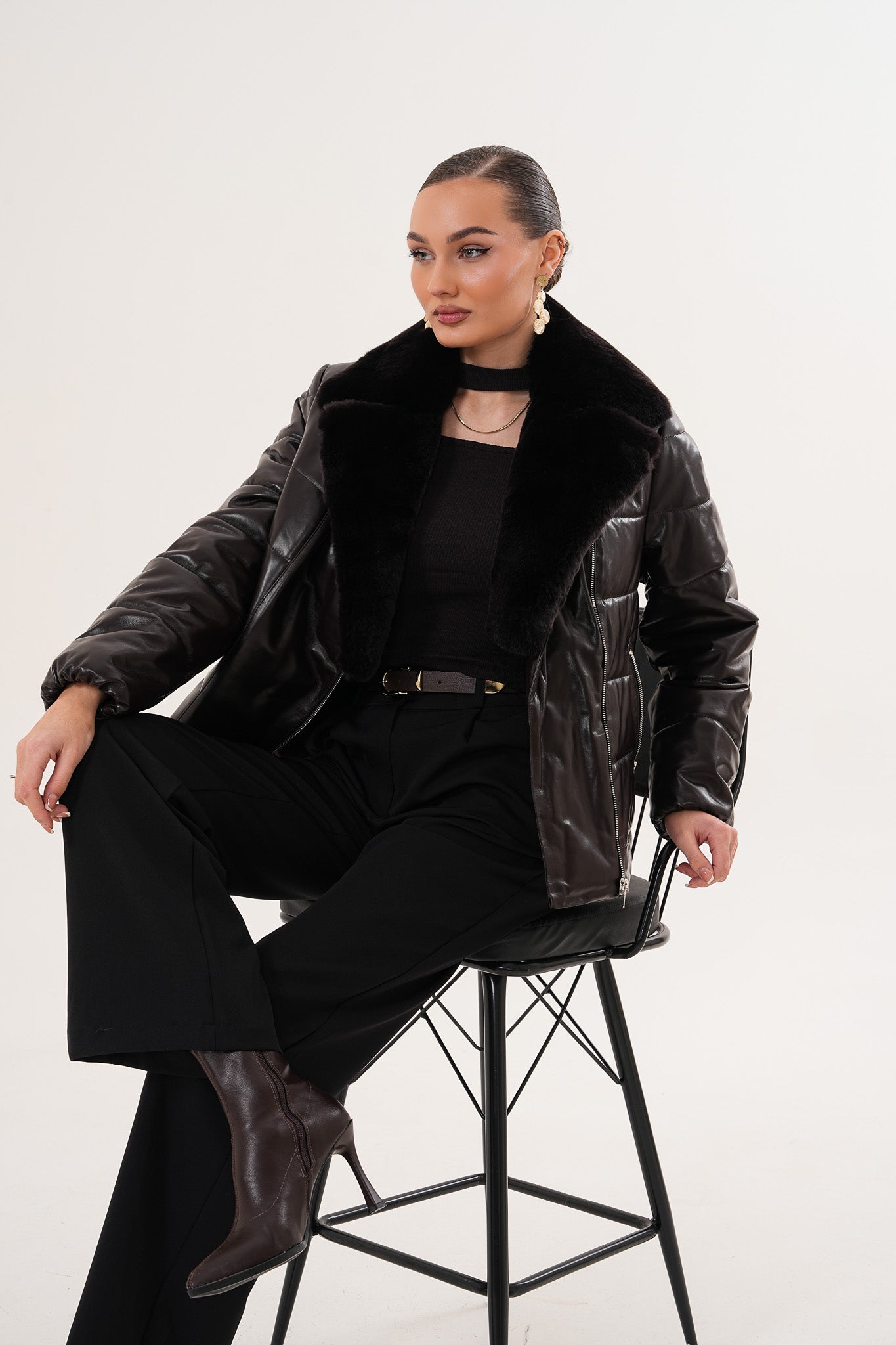 جاكيت جلد نسائي من Elvaris بلون شوكولاتة داكن مع طوق فرو