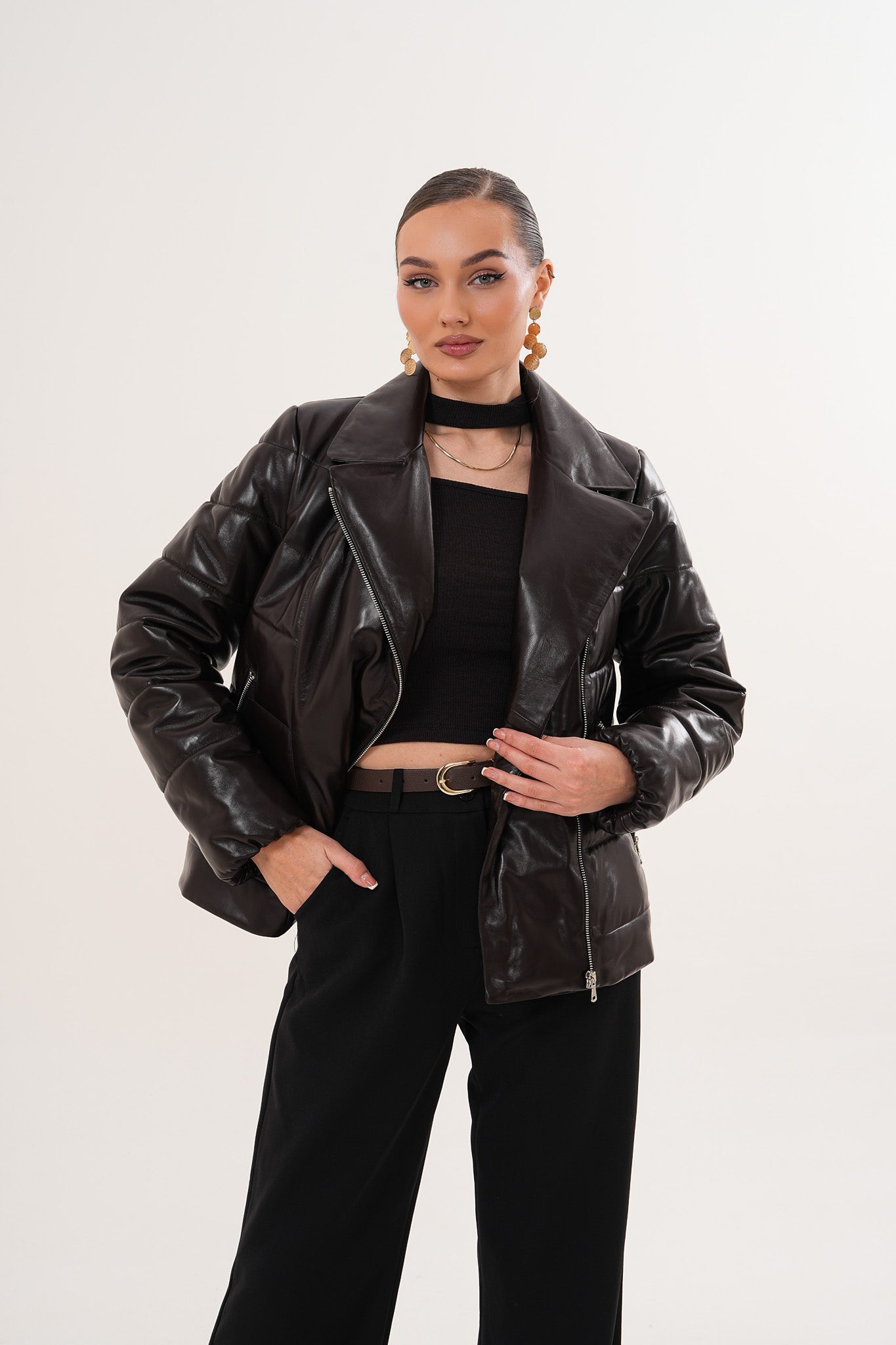 جاكيت جلد نسائي من Elvaris بلون شوكولاتة داكن مع طوق فرو