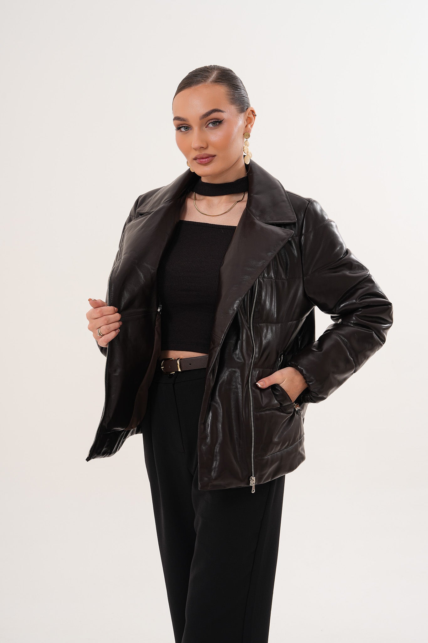 جاكيت جلد نسائي من Elvaris بلون شوكولاتة داكن مع طوق فرو