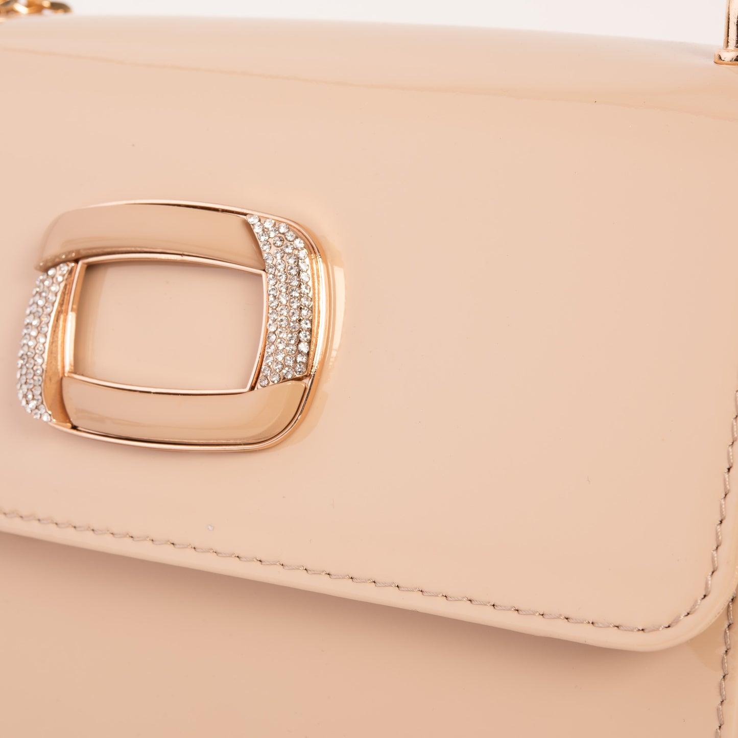 El bolso de mano de piel de charol color crema de Ferrara