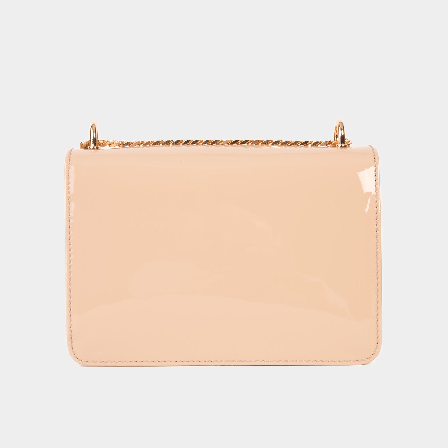 El bolso de mano de piel de charol color crema de Ferrara