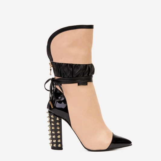 Bota de mujer Lucca de piel color nude y negro con tacón alto a media pantorrilla y edición limitada