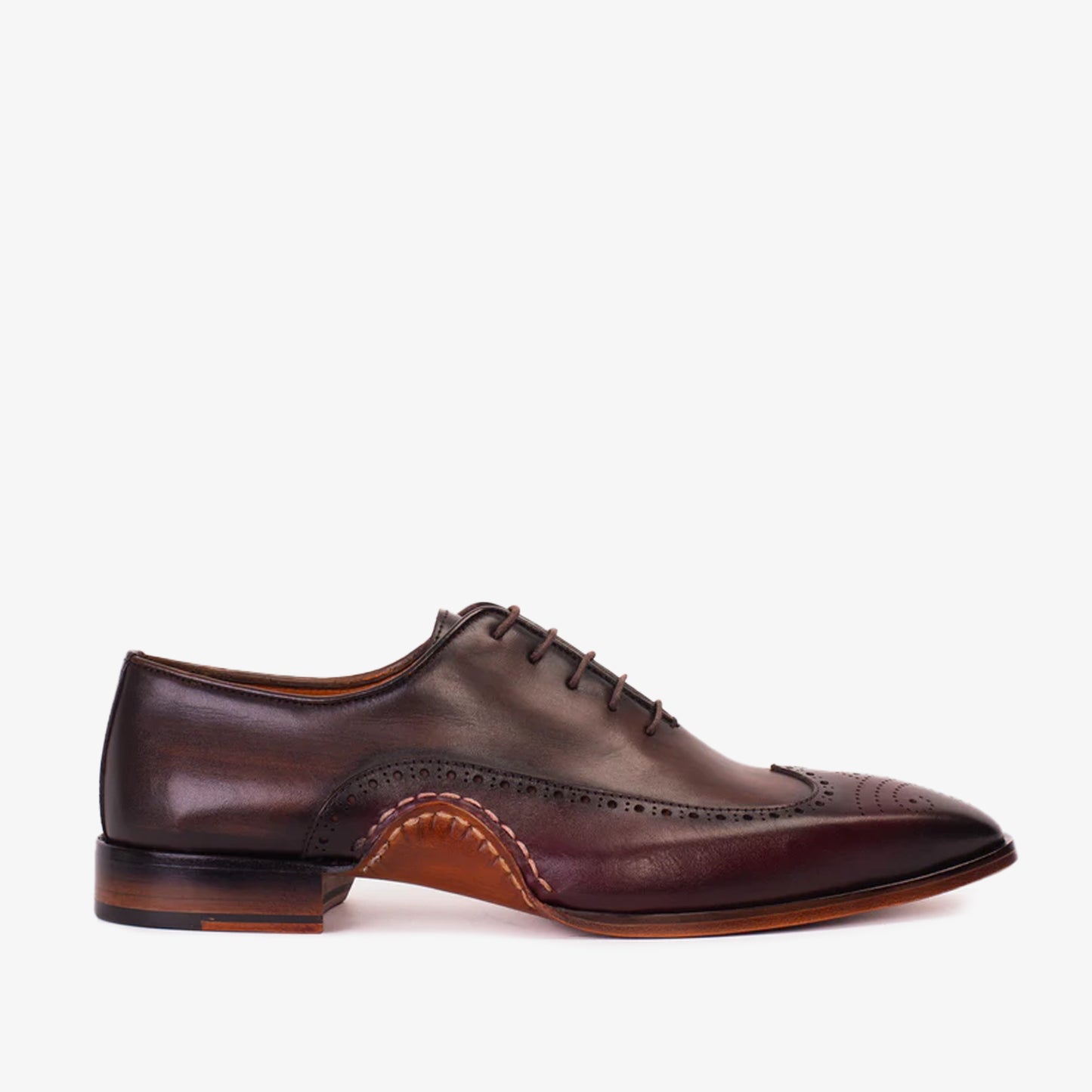 Zapato Oxford con punta de ala burdeos para hombre de The Royal Hand Craft
