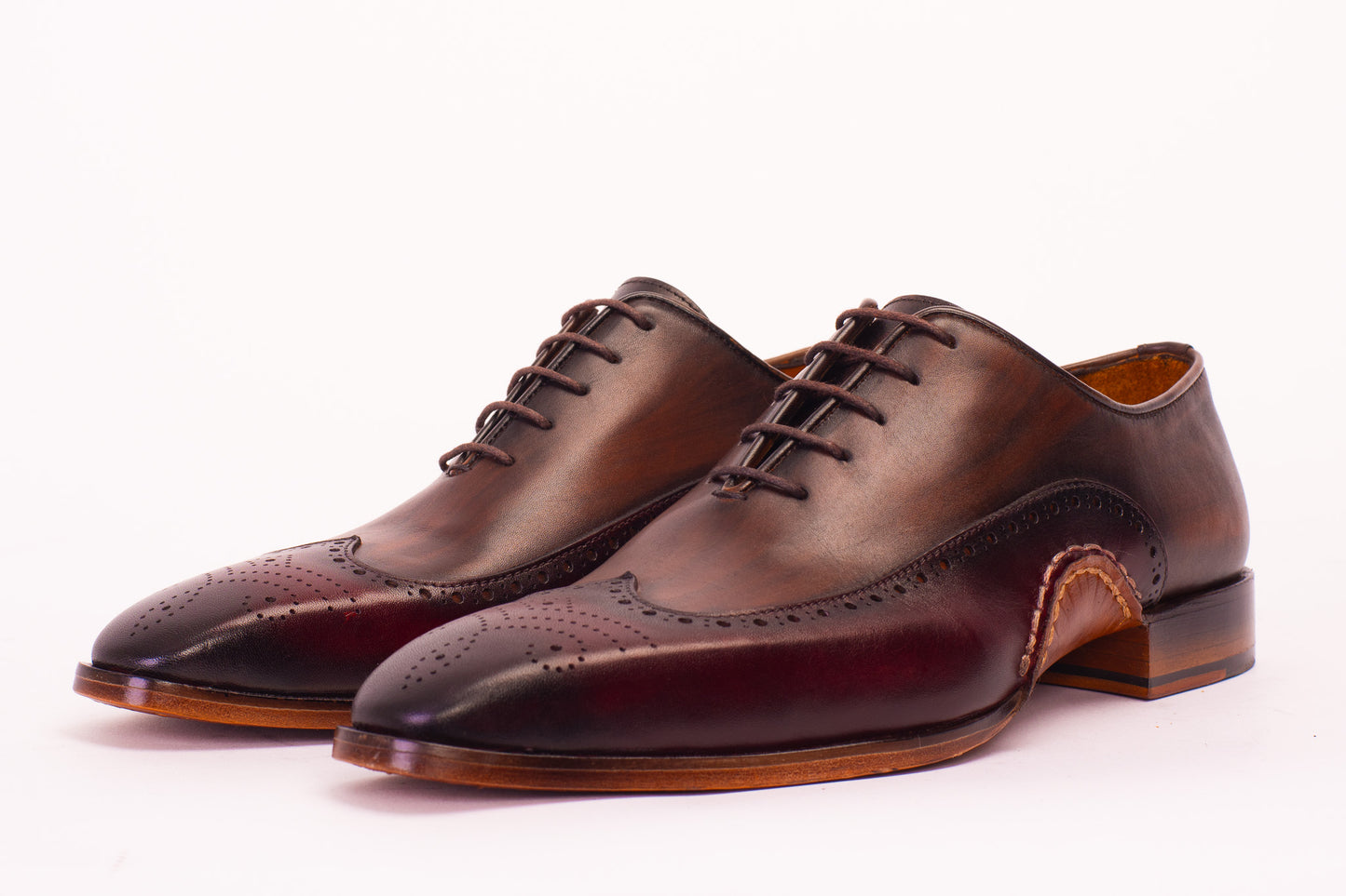 Zapato Oxford con punta de ala burdeos para hombre de The Royal Hand Craft