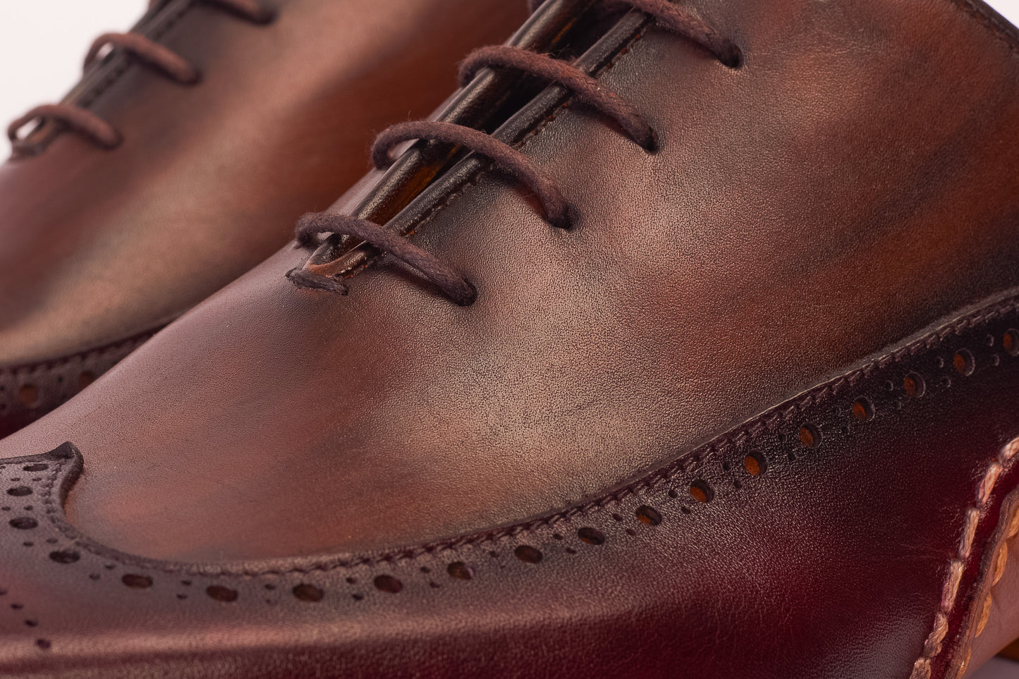 Zapato Oxford con punta de ala burdeos para hombre de The Royal Hand Craft