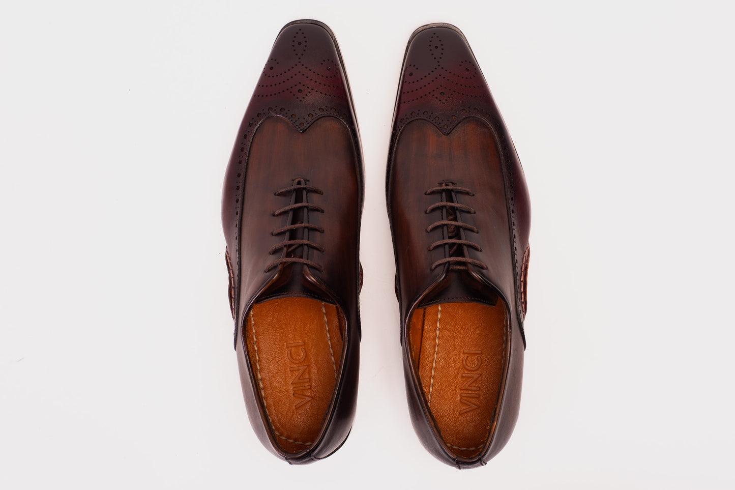 Zapato Oxford con punta de ala burdeos para hombre de The Royal Hand Craft