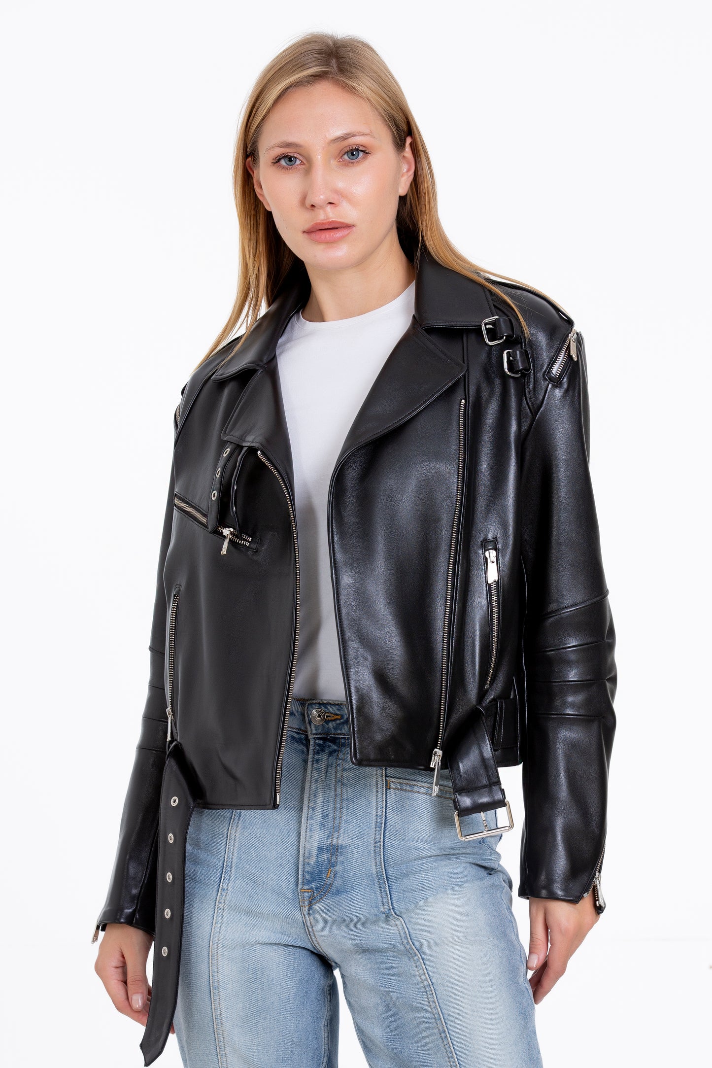 La chaqueta de cuero negra para mujer de Esquerra 