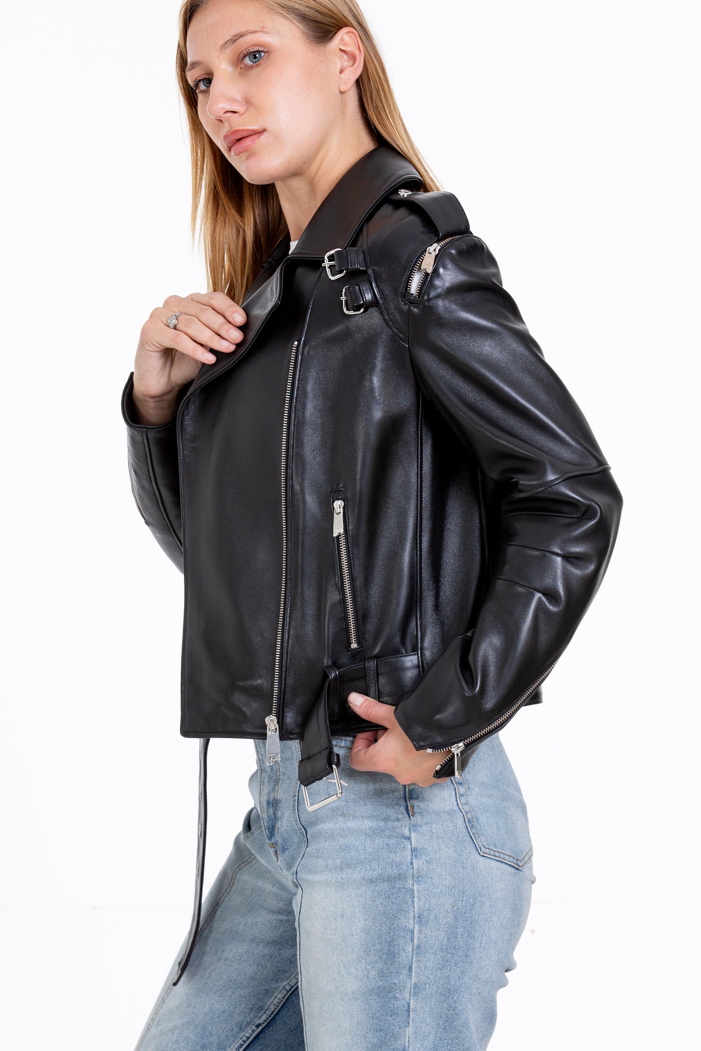 La chaqueta de cuero negra para mujer de Esquerra 