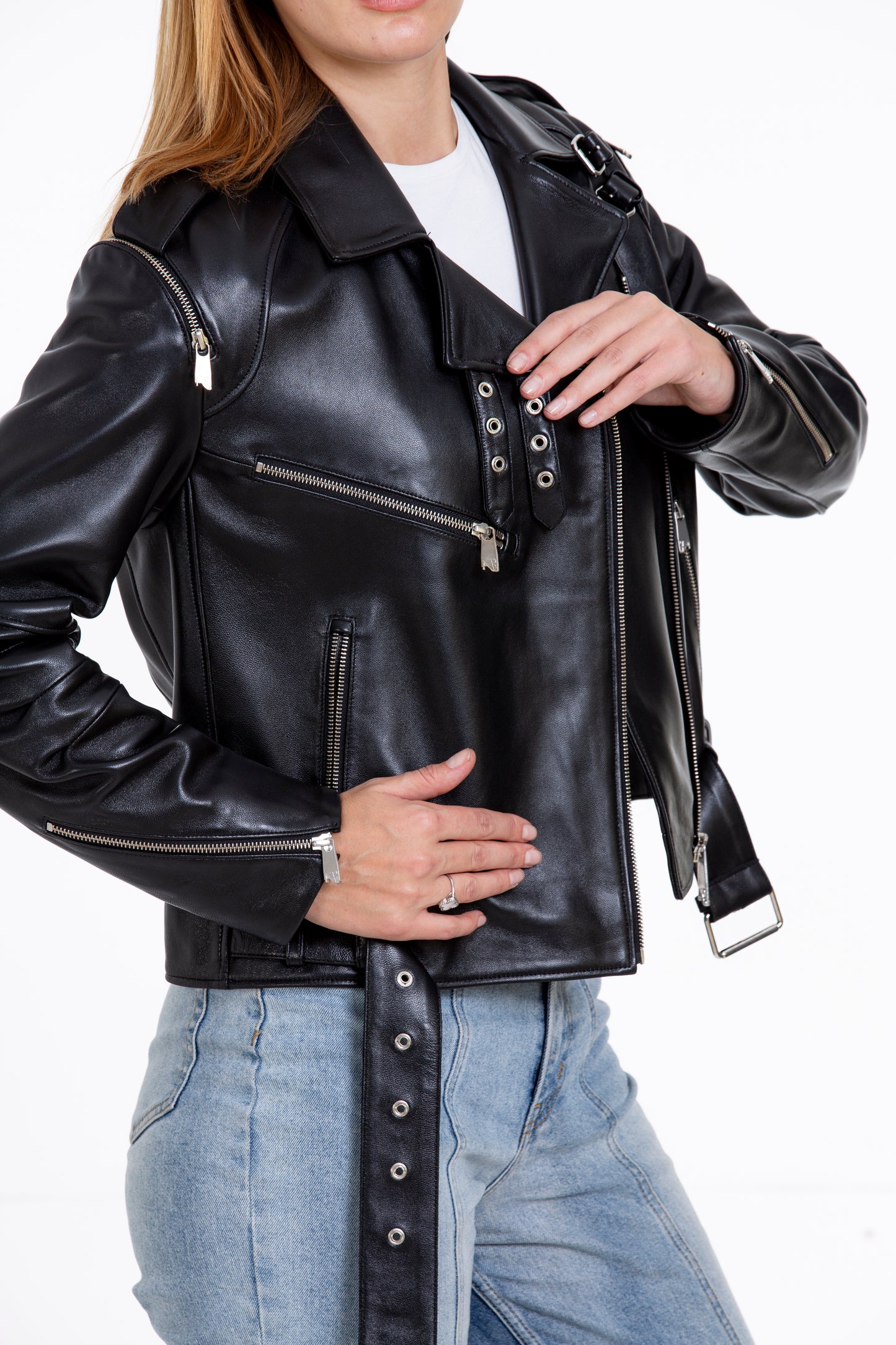 La chaqueta de cuero negra para mujer de Esquerra 