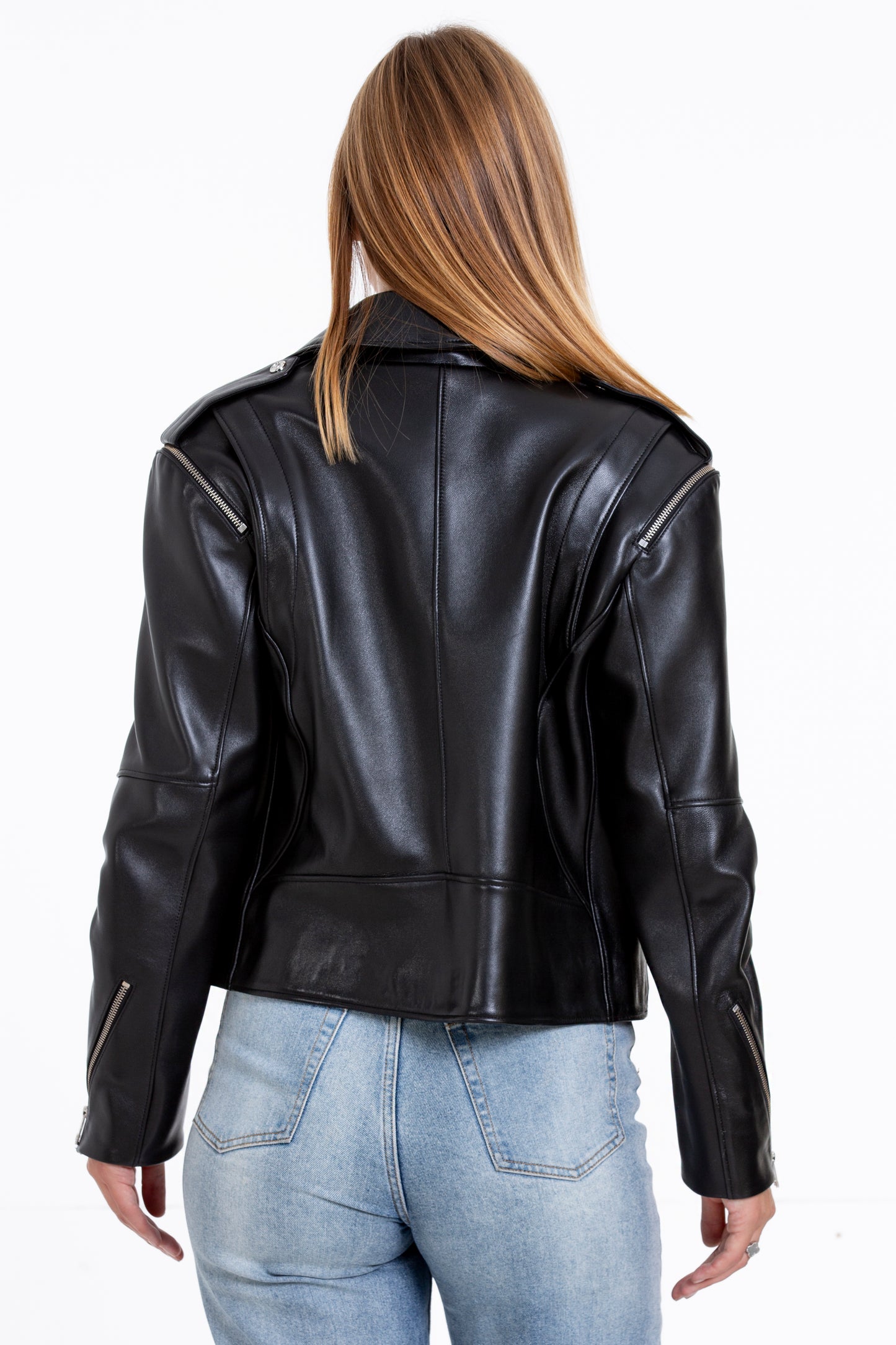 La chaqueta de cuero negra para mujer de Esquerra 