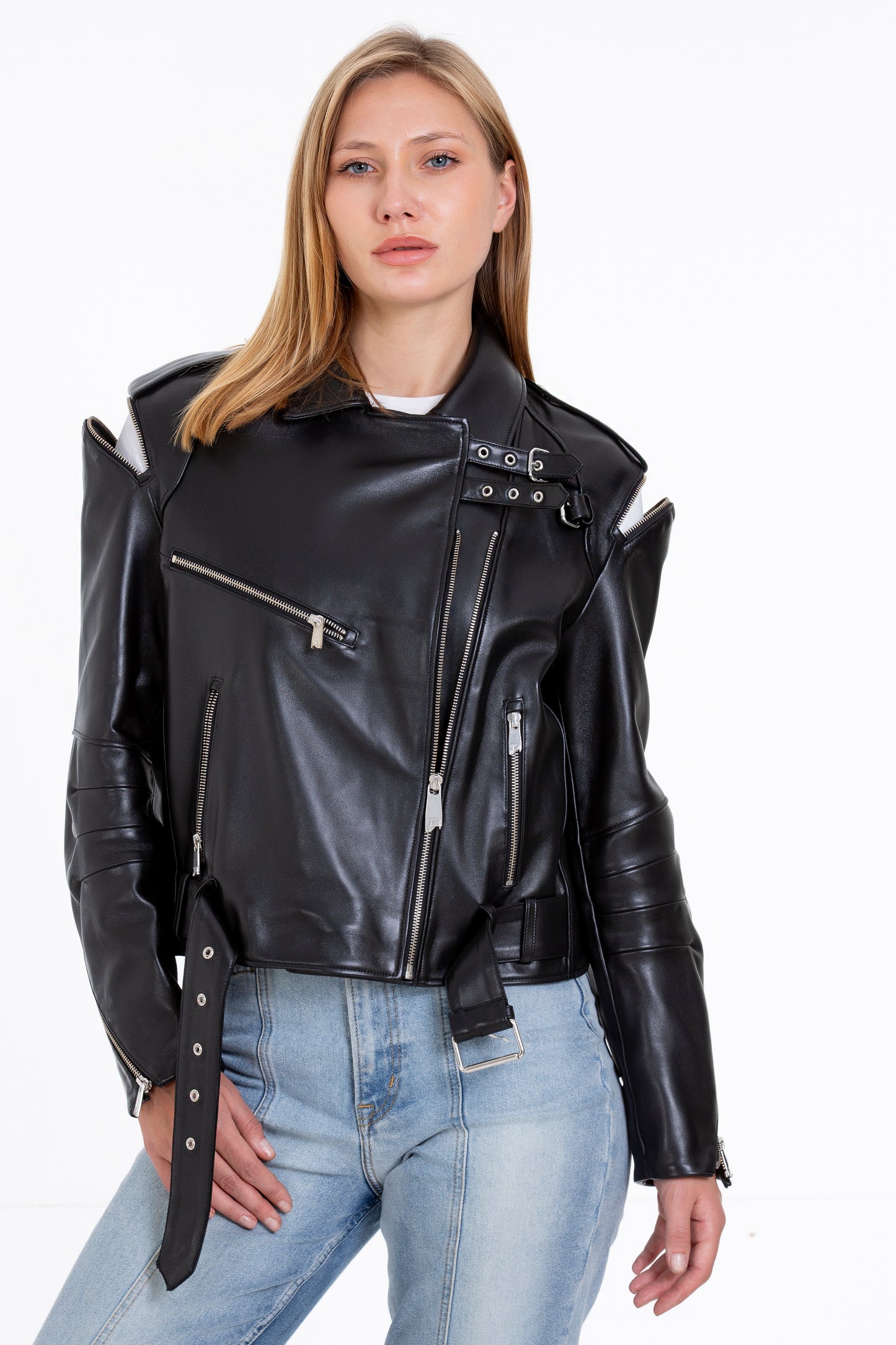 La chaqueta de cuero negra para mujer de Esquerra 