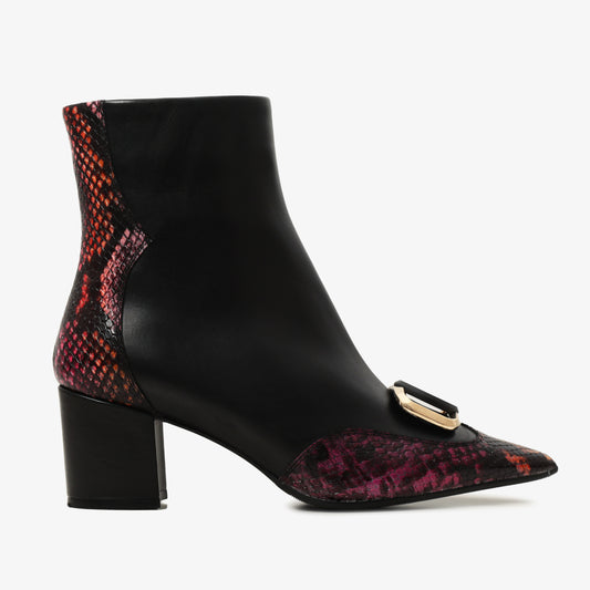 Bota de mujer con tacón de bloque de piel gris, negra y fucsia