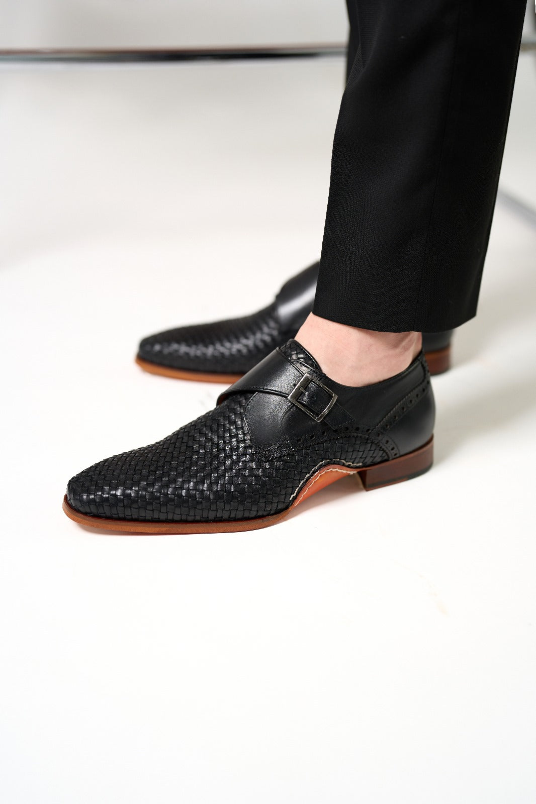 Zapato de hombre hecho a mano con una sola hebilla de cuero negro tejido Rolls