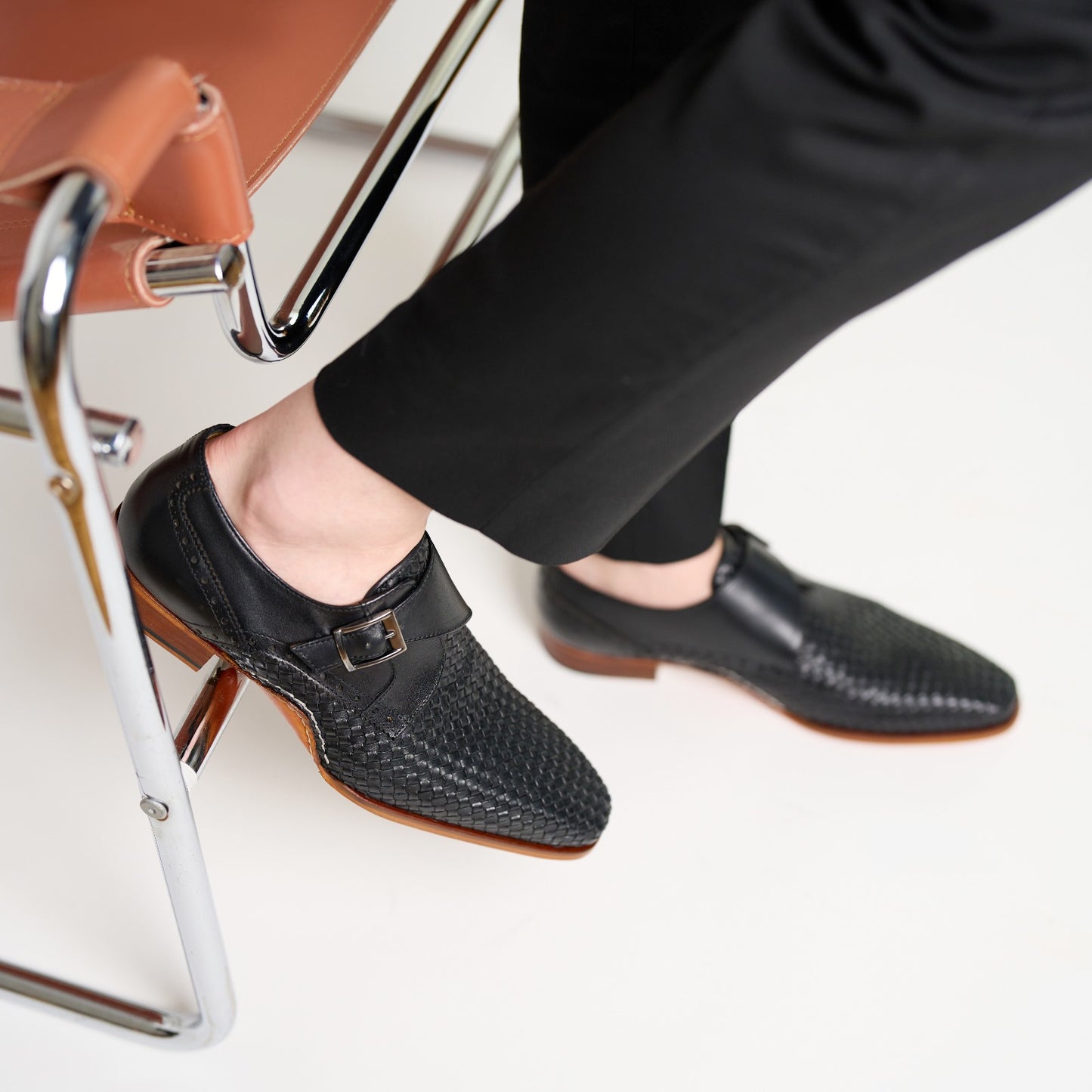 Zapato de hombre hecho a mano con una sola hebilla de cuero negro tejido Rolls