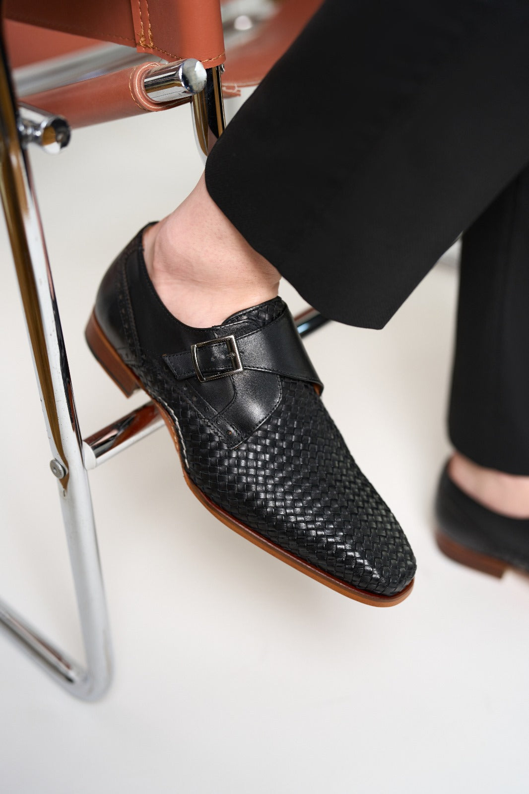 Zapato de hombre hecho a mano con una sola hebilla de cuero negro tejido Rolls