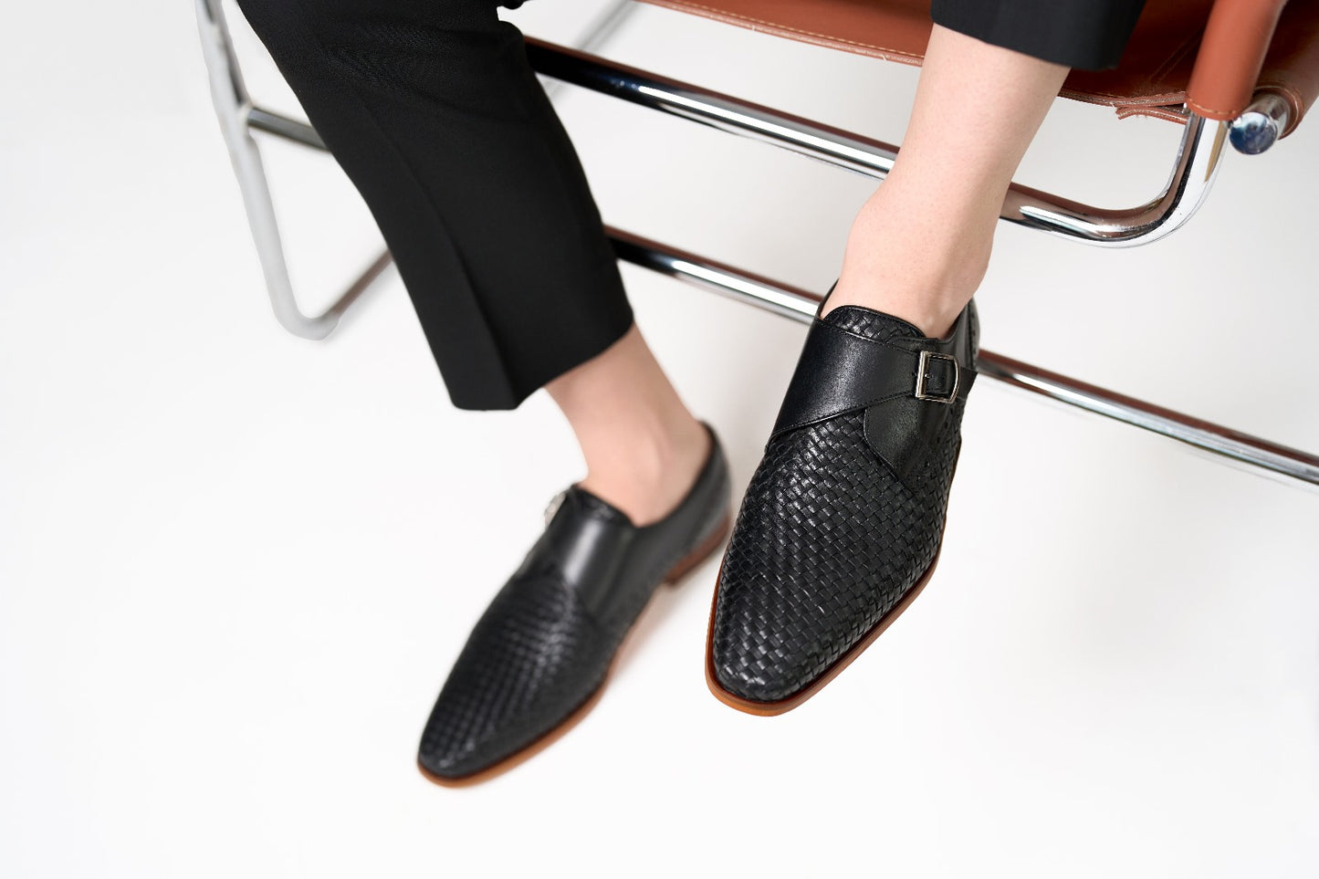 Zapato de hombre hecho a mano con una sola hebilla de cuero negro tejido Rolls