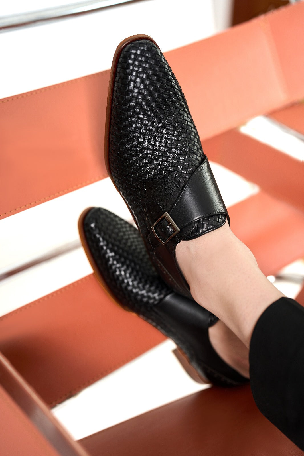 Zapato de hombre hecho a mano con una sola hebilla de cuero negro tejido Rolls
