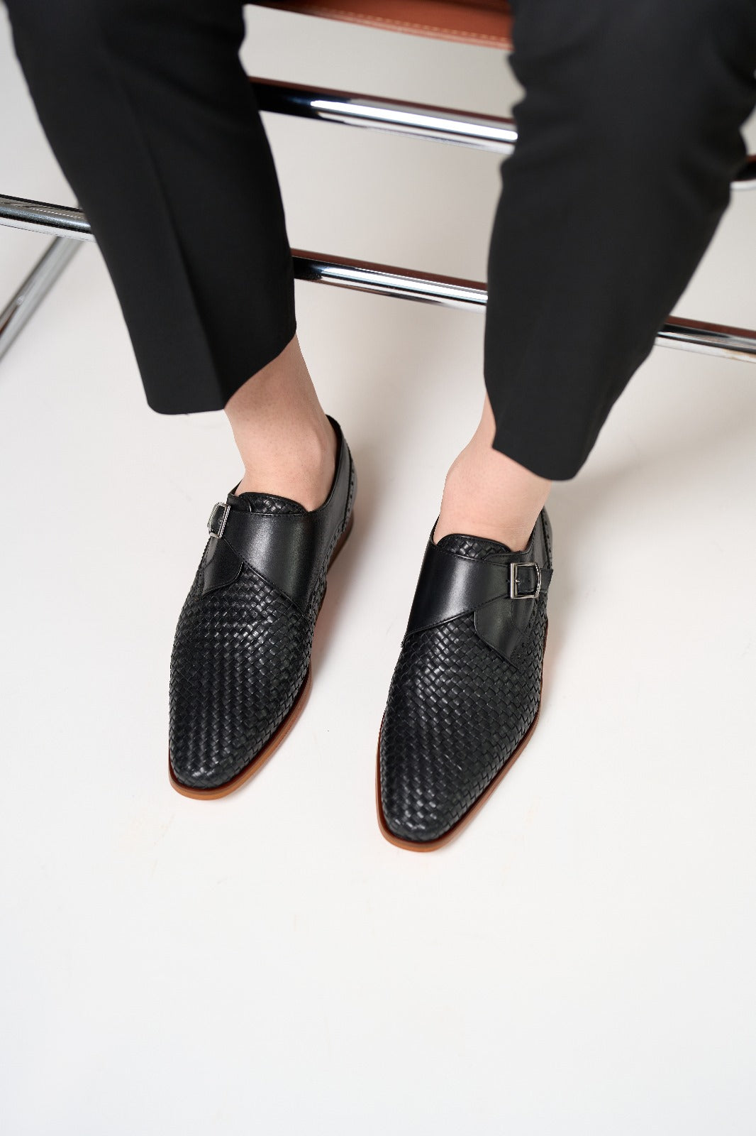 Zapato de hombre hecho a mano con una sola hebilla de cuero negro tejido Rolls