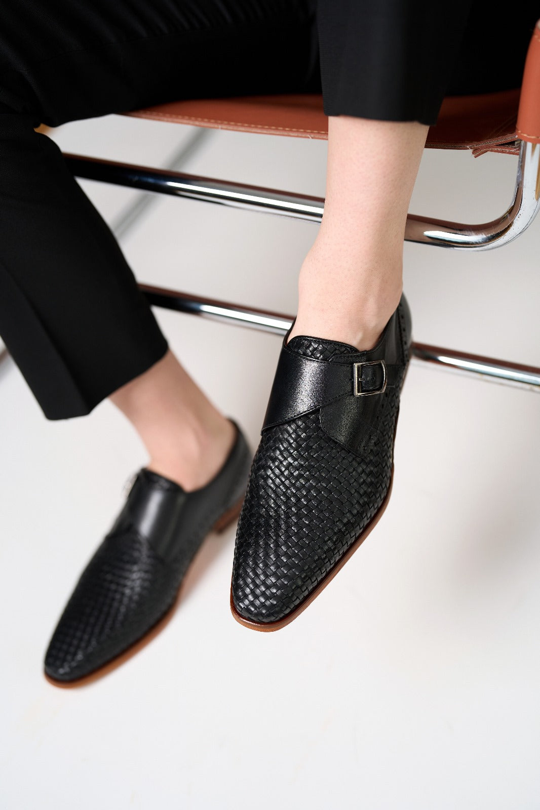 Zapato de hombre hecho a mano con una sola hebilla de cuero negro tejido Rolls