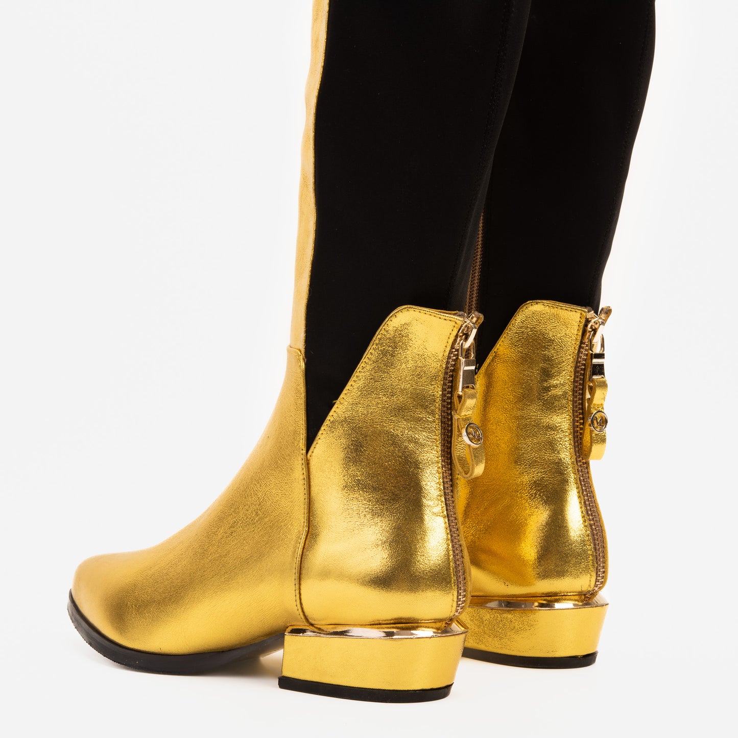 Las botas de mujer Fairoks de cuero dorado con punta afilada hasta la rodilla