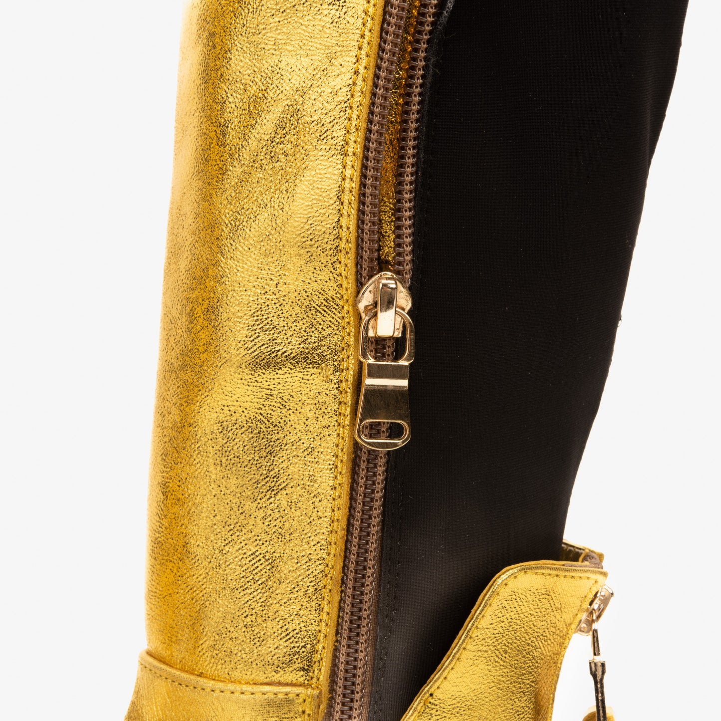 Las botas de mujer Fairoks de cuero dorado con punta afilada hasta la rodilla