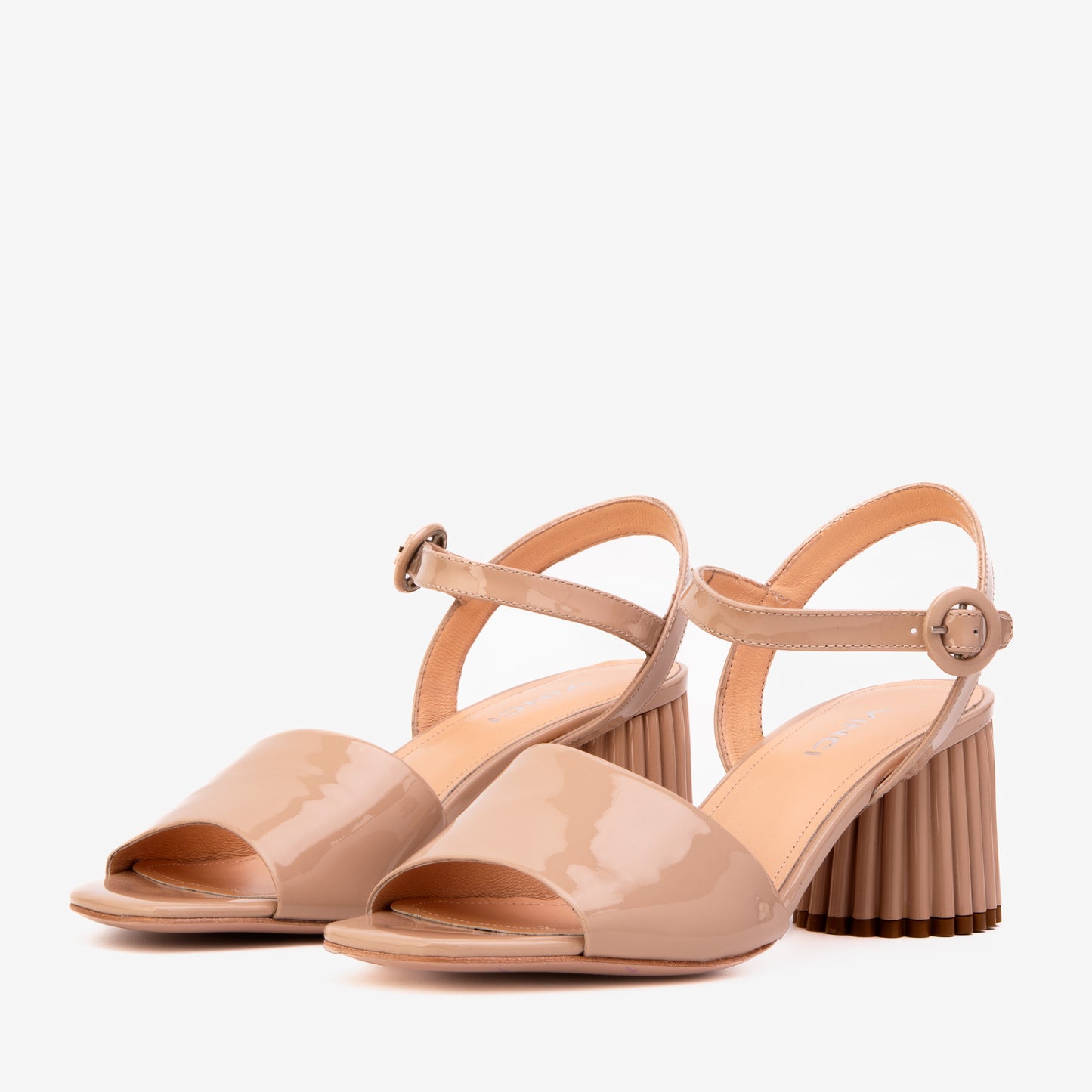 Sandalia de mujer de piel de charol color crema Bamba