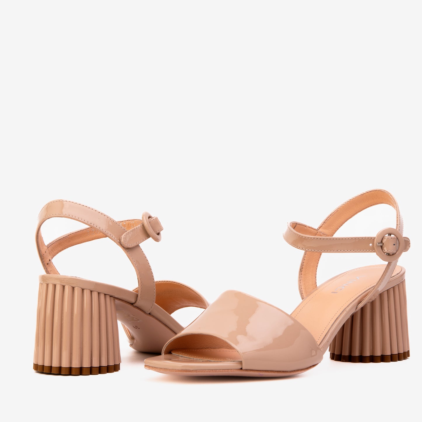 Sandalia de mujer de piel de charol color crema Bamba