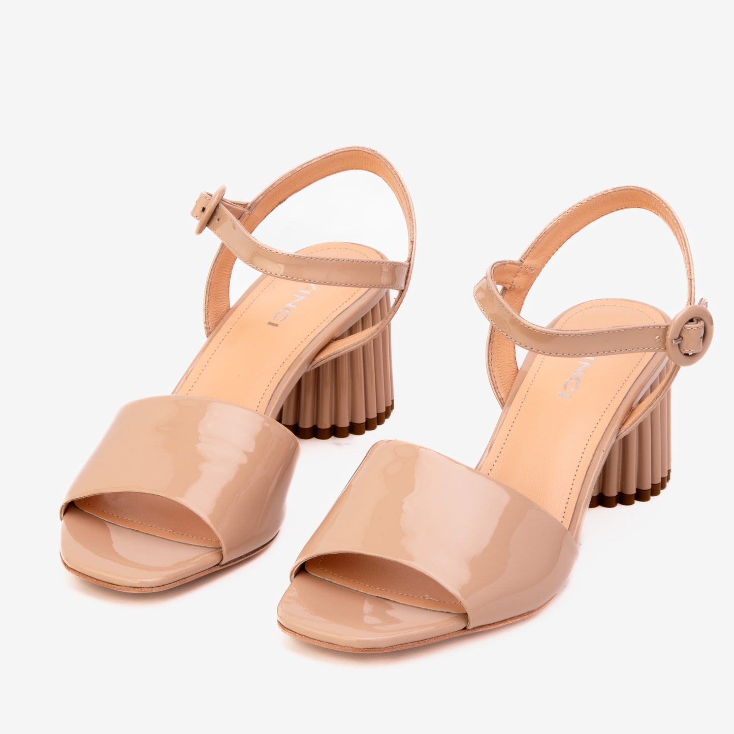 Sandalia de mujer de piel de charol color crema Bamba