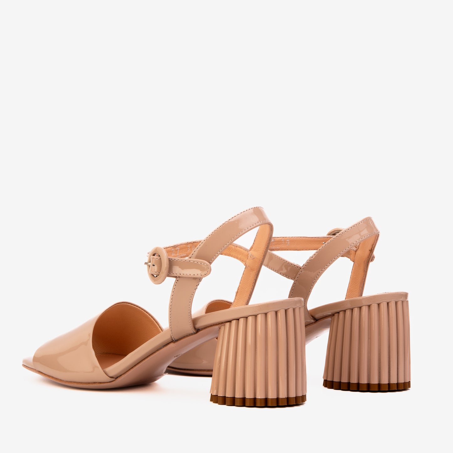 Sandalia de mujer de piel de charol color crema Bamba