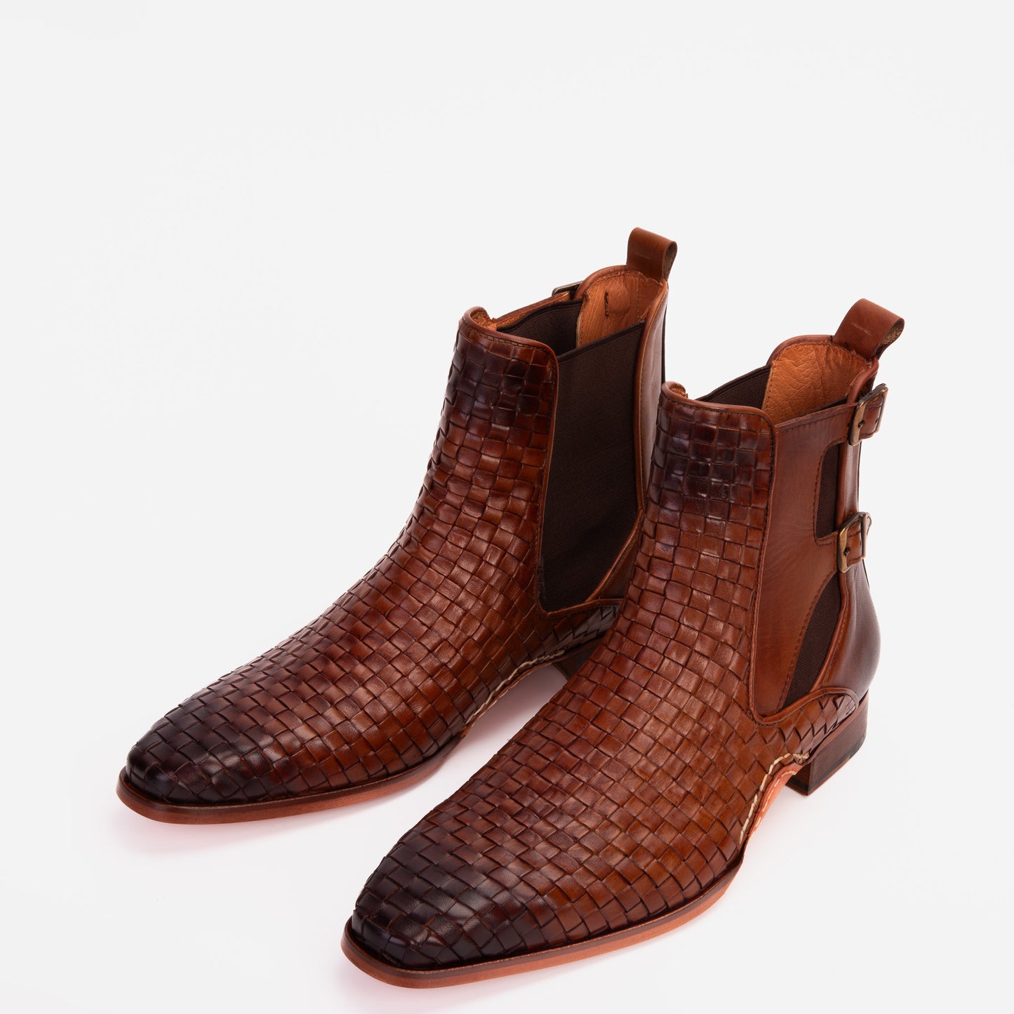 Zapato de hombre hecho a mano con doble hebilla y cuero trenzado en color canela de The Rolls Boot