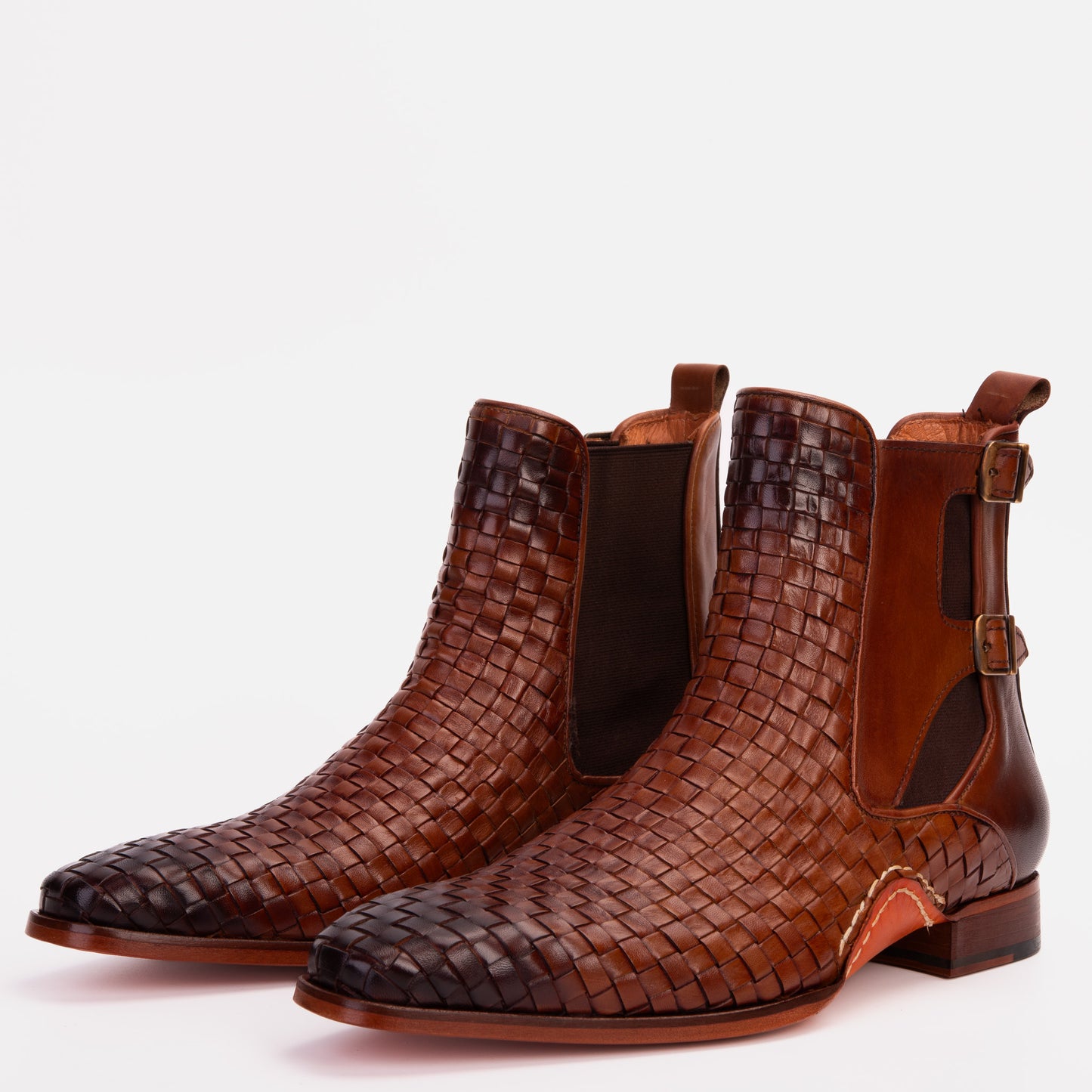 Zapato de hombre hecho a mano con doble hebilla y cuero trenzado en color canela de The Rolls Boot
