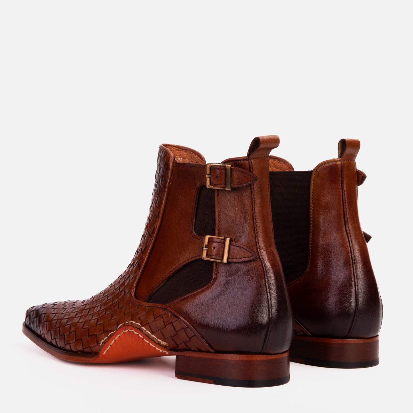Zapato de hombre hecho a mano con doble hebilla y cuero trenzado en color canela de The Rolls Boot