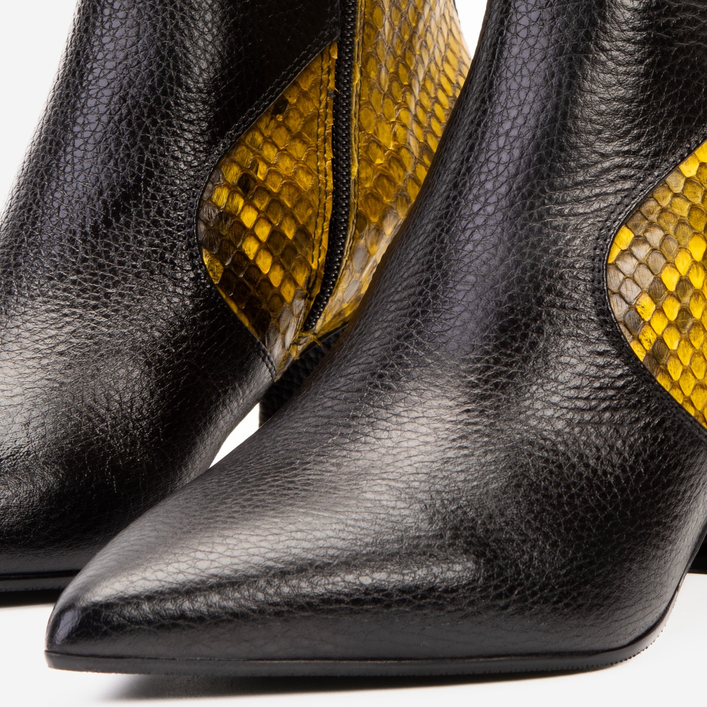 Las botas de mujer de tacón bloque de cuero Pythn amarillo Saturno