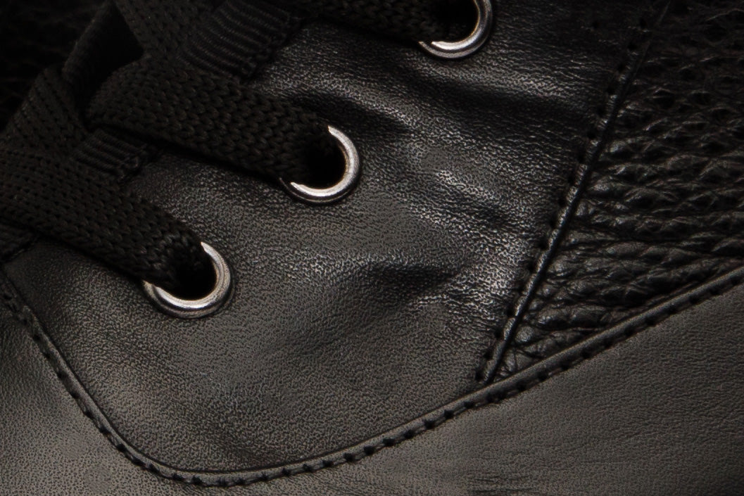 Botín de mujer con cordones y cremallera lateral de cuero negro Arata