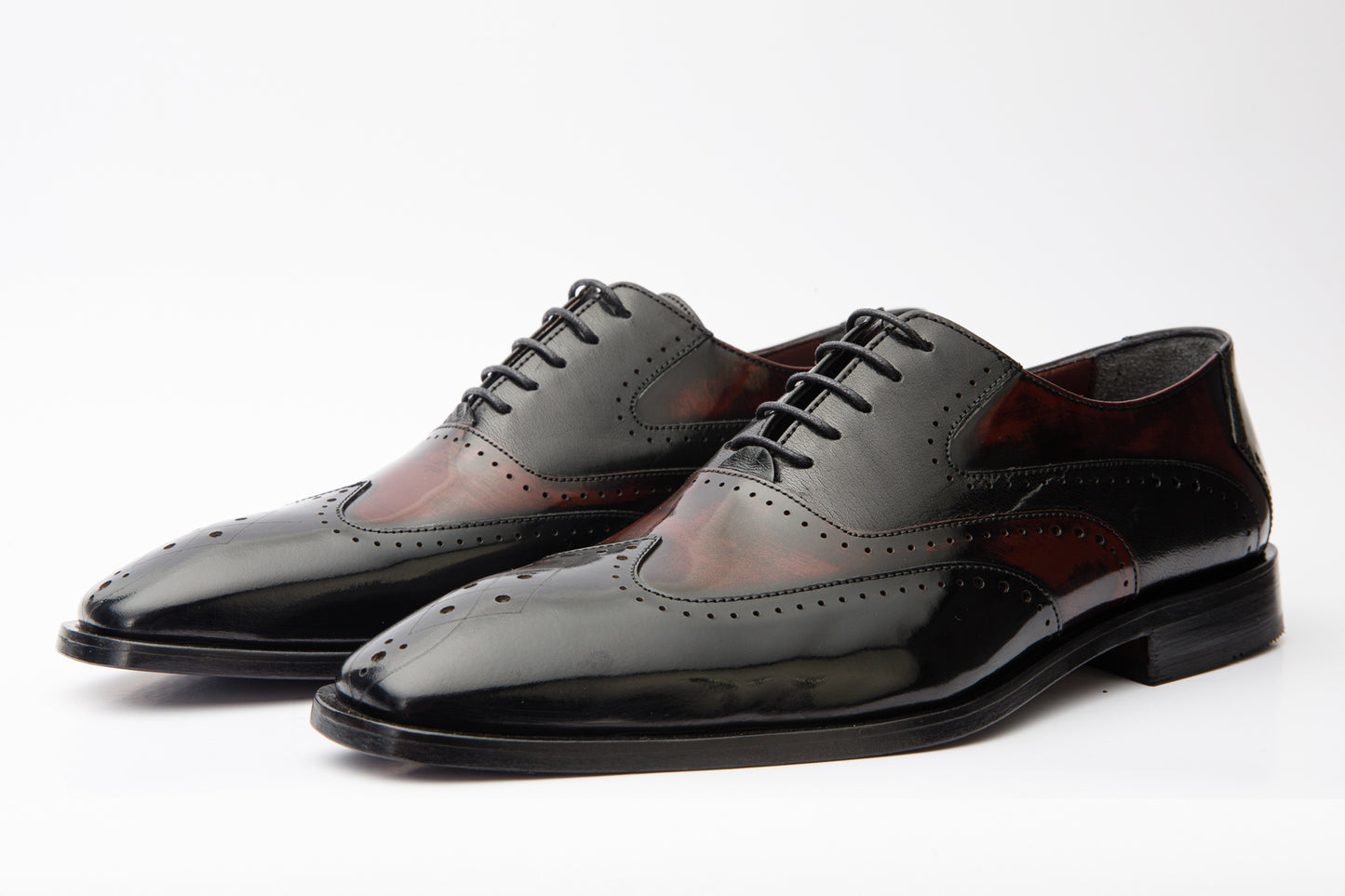 El zapato Derby Dicle con punta de ala en color negro y burdeos y diseño semibrogue para hombre