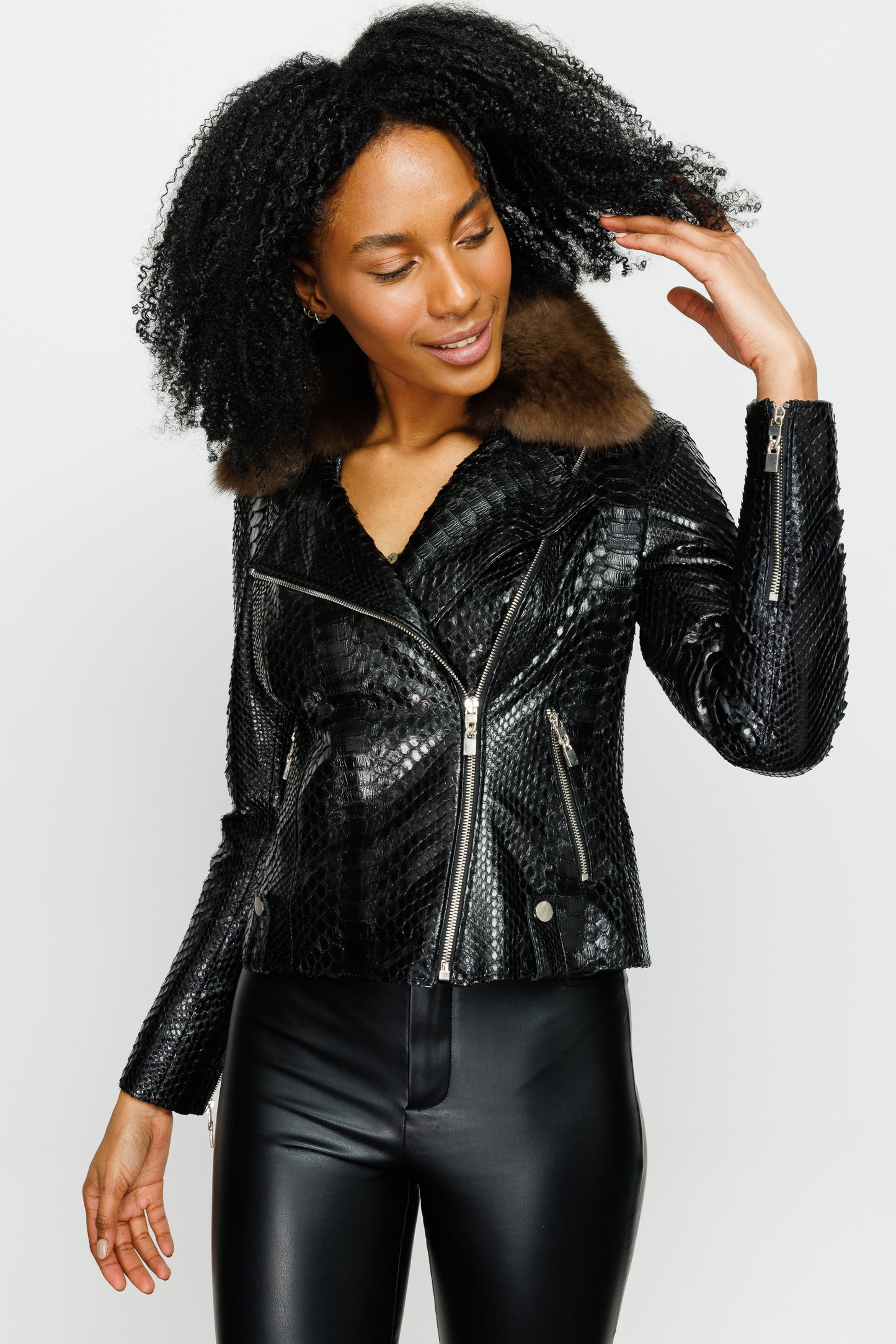 La chaqueta de piel de pitón negra para mujer de Formello 