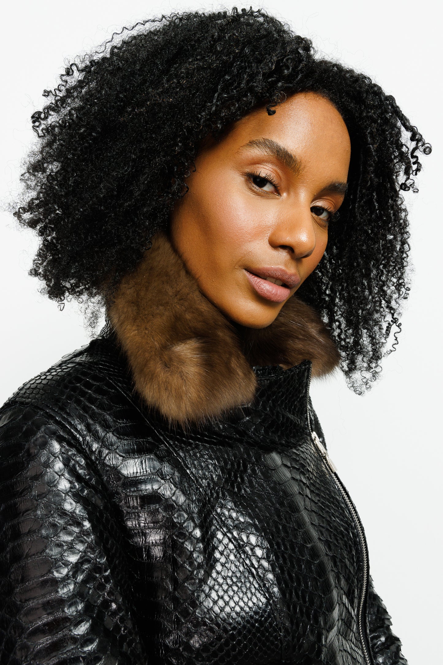 La chaqueta de piel de pitón negra para mujer de Formello 