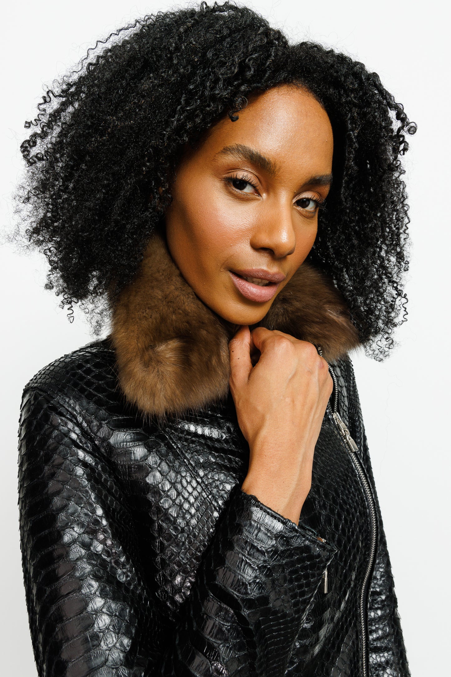 La chaqueta de piel de pitón negra para mujer de Formello 