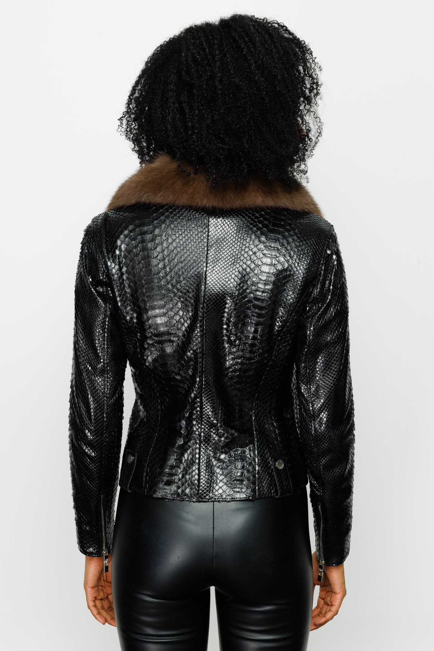 La chaqueta de piel de pitón negra para mujer de Formello 