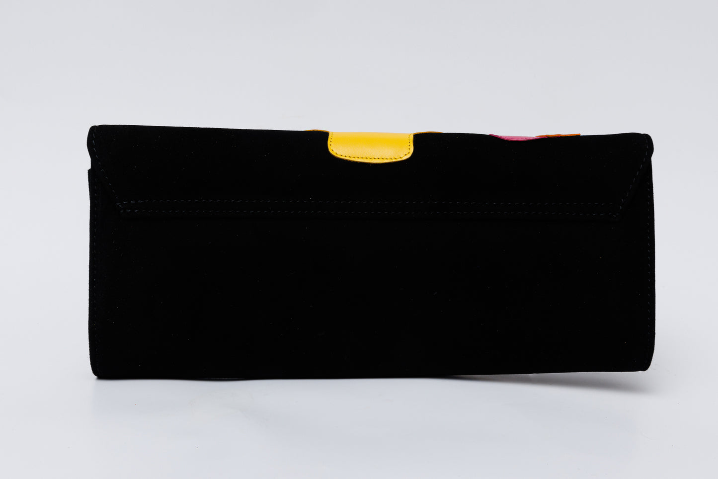 El clutch de piel de ante negra Tario