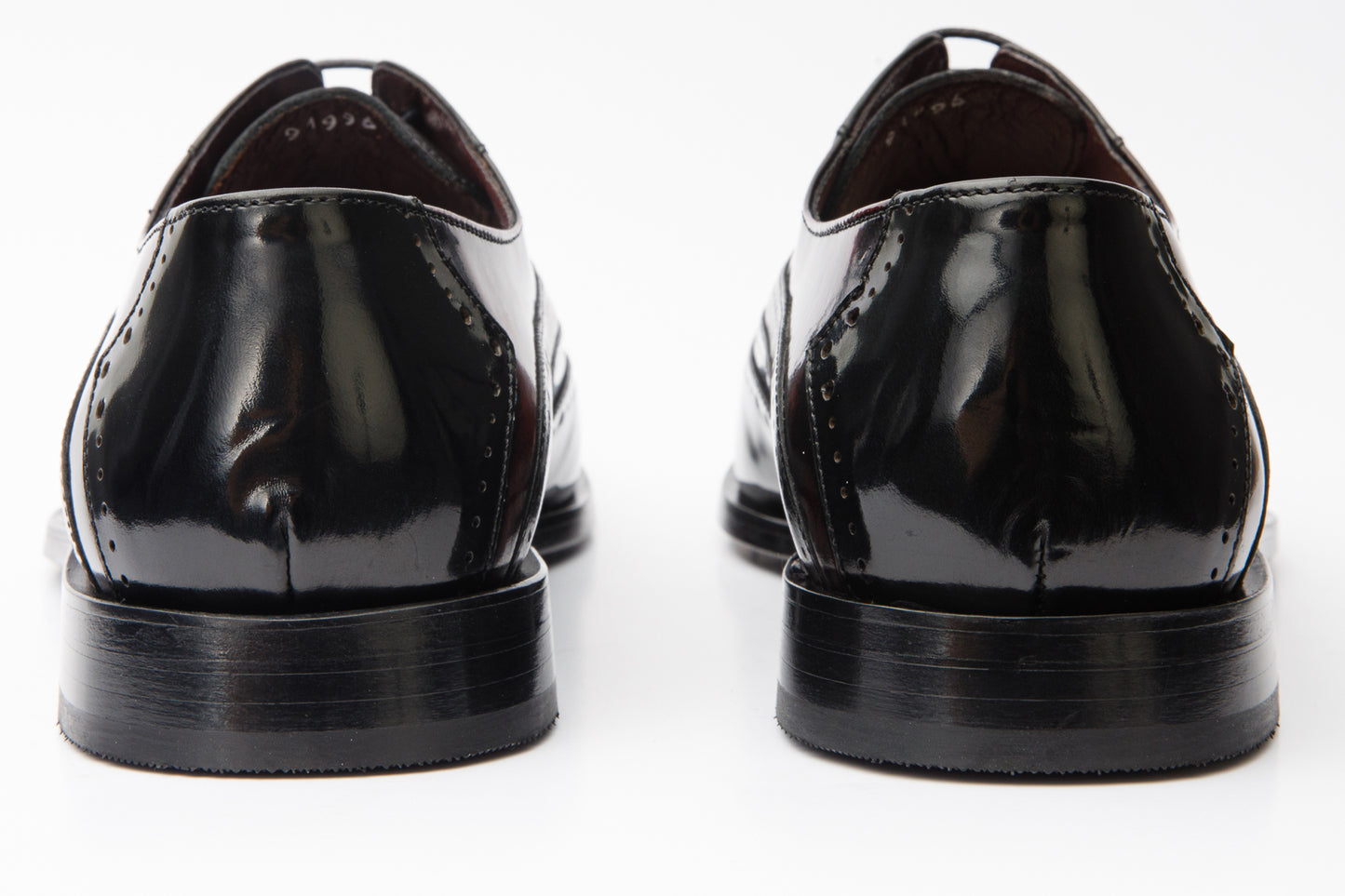 El zapato Derby Dicle con punta de ala en color negro y burdeos y diseño semibrogue para hombre