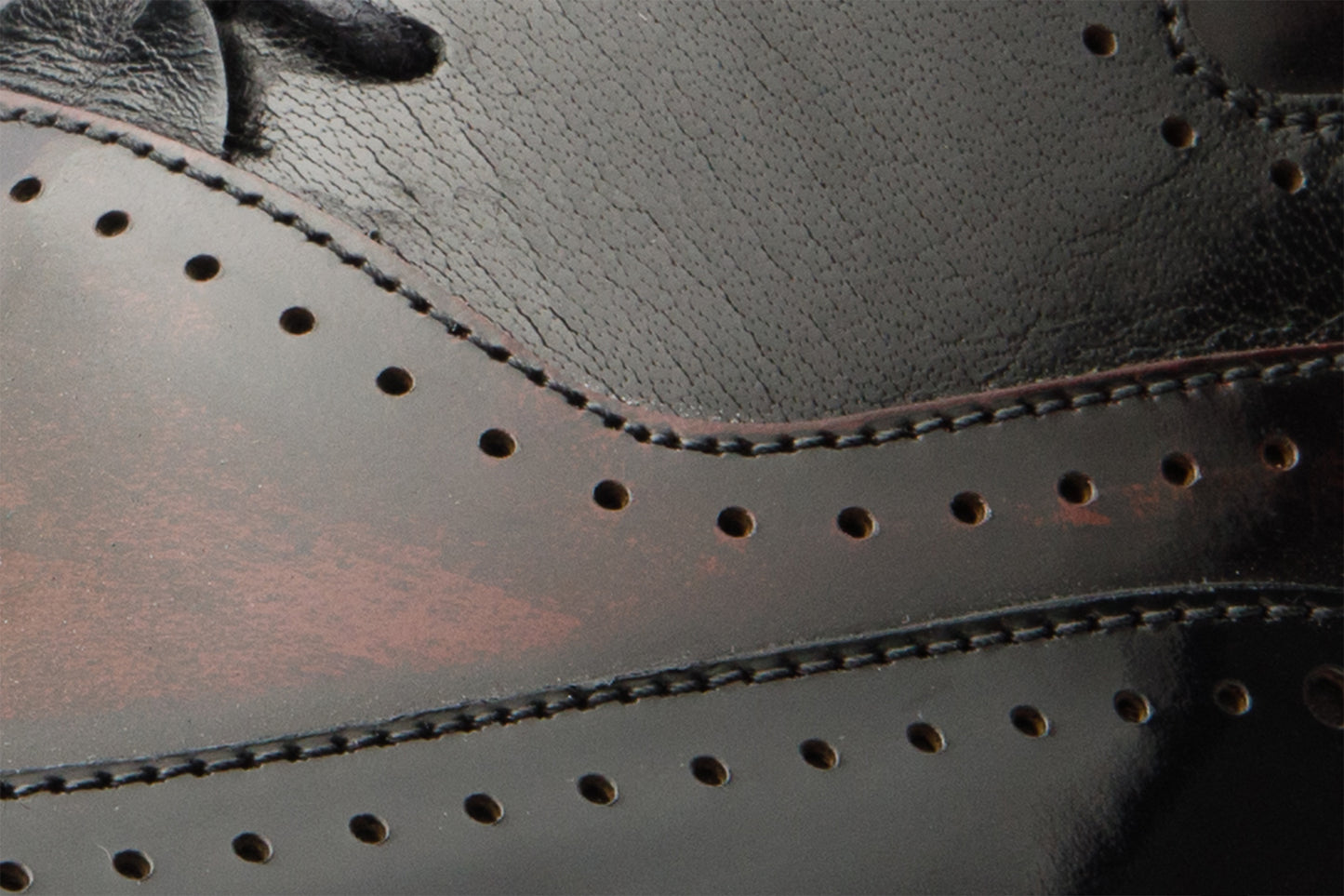 El zapato Derby Dicle con punta de ala en color negro y burdeos y diseño semibrogue para hombre