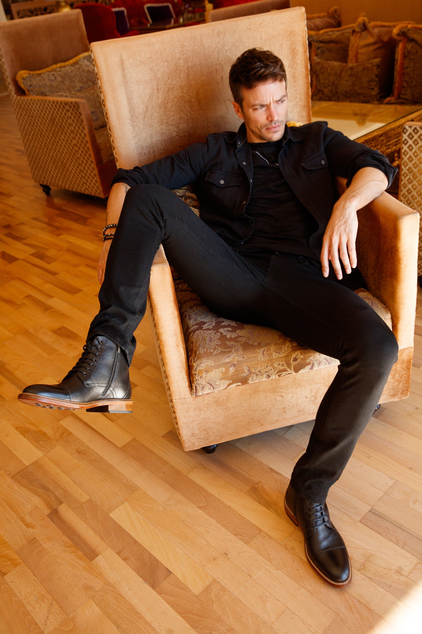 Las botas para hombre Bothey de cuero negro con punta de cap toe y cordones, con cremallera. ¡Venta final!