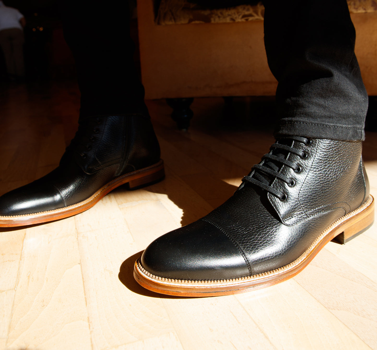 Las botas para hombre Bothey de cuero negro con punta de cap toe y cordones, con cremallera. ¡Venta final!