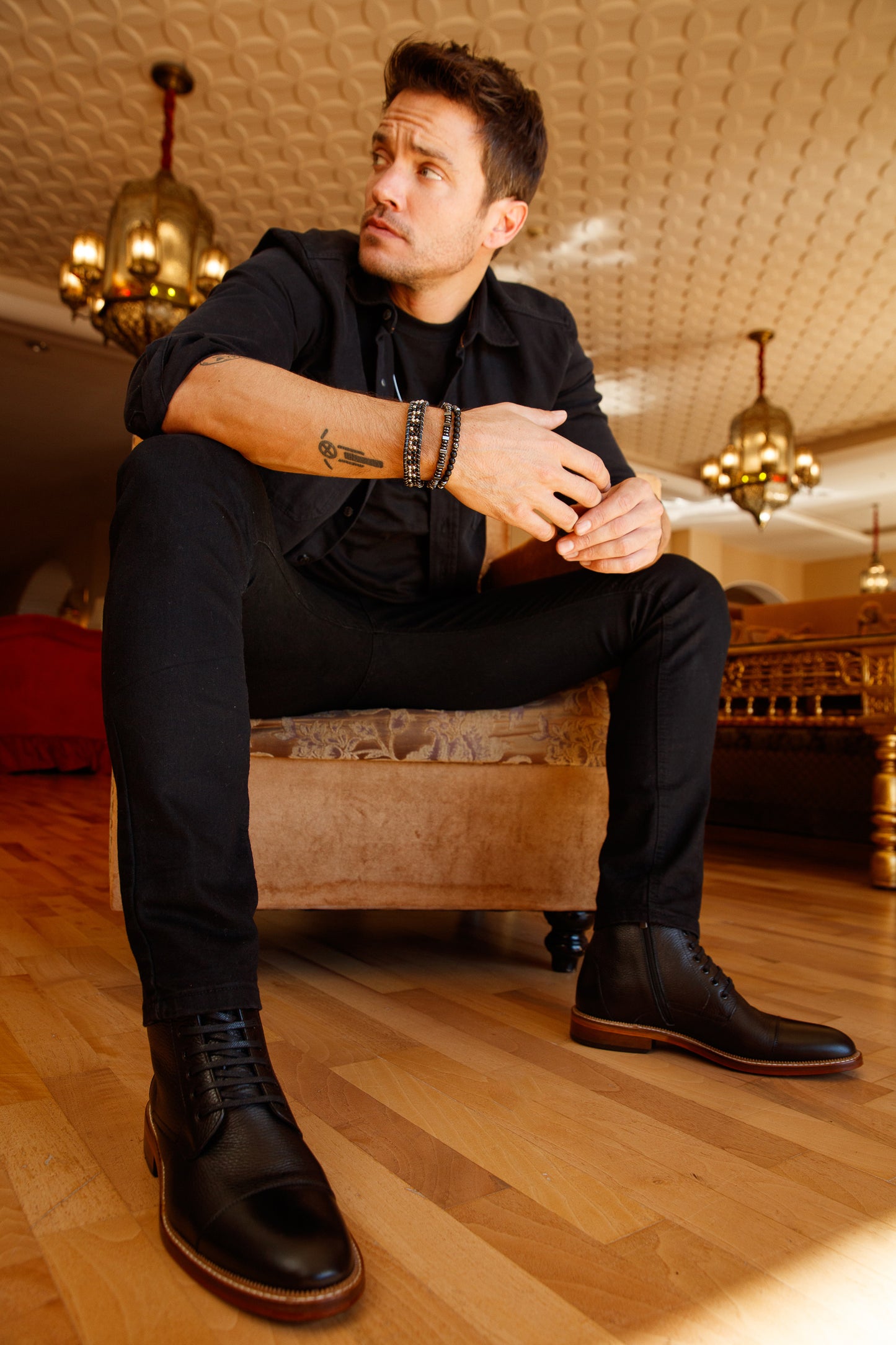 Las botas para hombre Bothey de cuero negro con punta de cap toe y cordones, con cremallera. ¡Venta final!