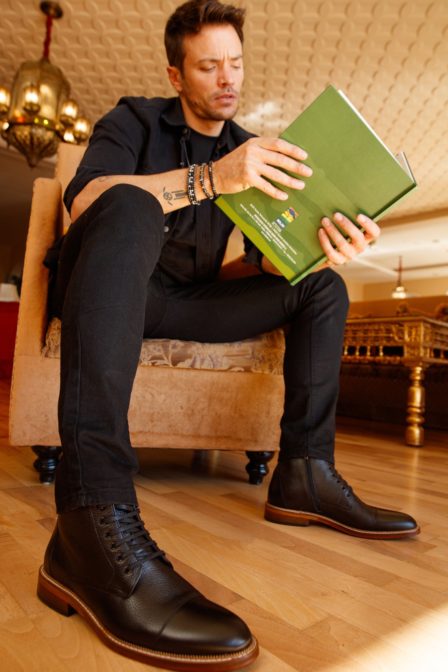 Las botas para hombre Bothey de cuero negro con punta de cap toe y cordones, con cremallera. ¡Venta final!