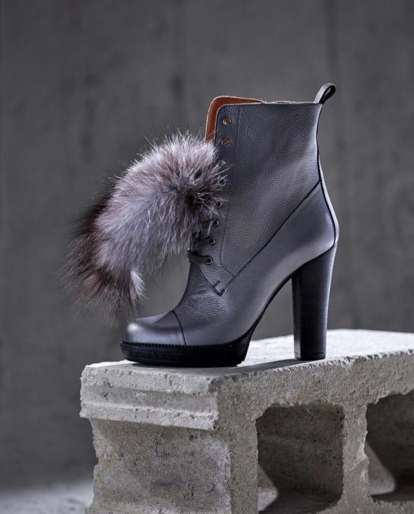 Bota de mujer con plataforma y tacón de media pantorrilla y piel natural de color gris Melo