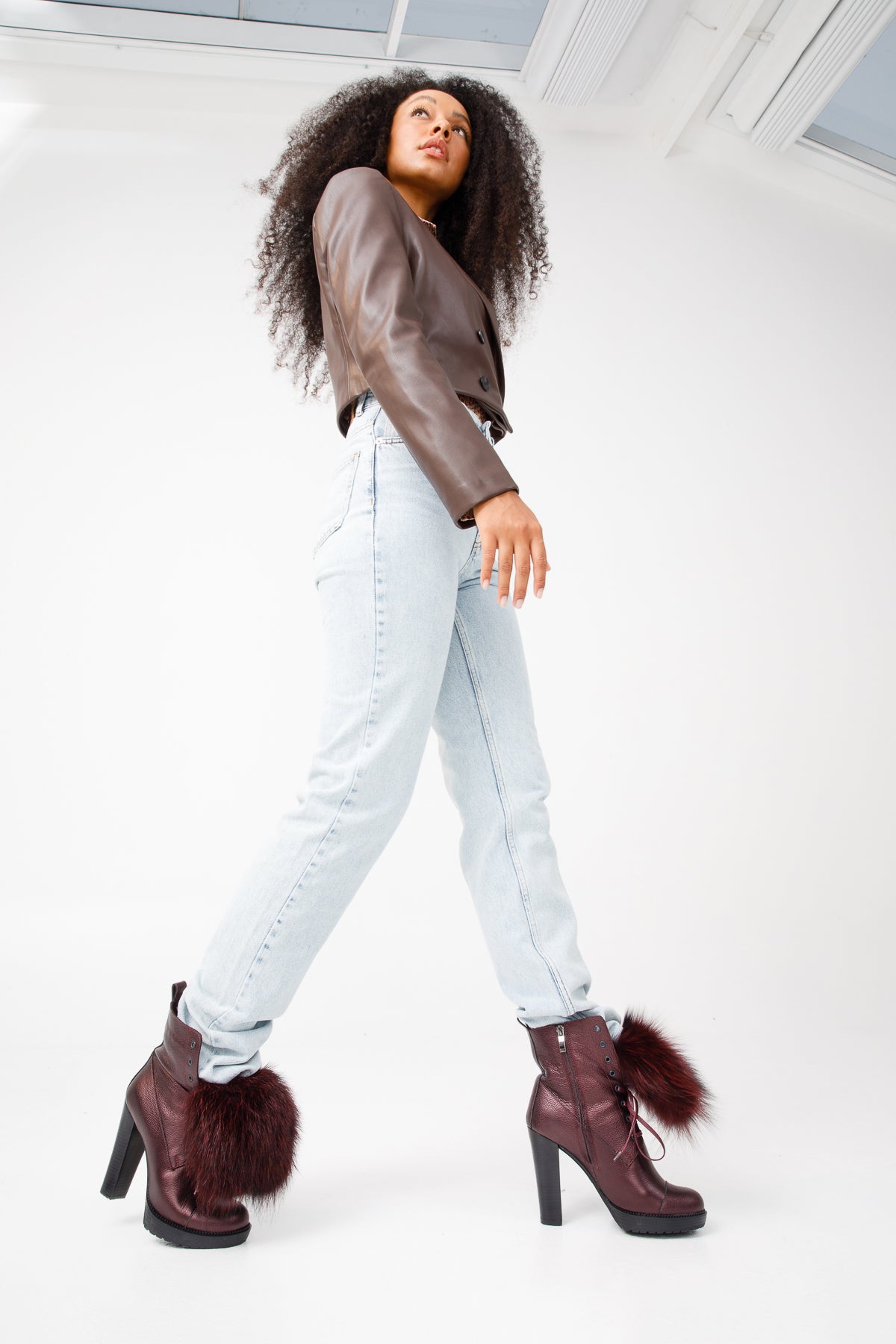 Bota de mujer con plataforma y tacón de media pantorrilla de piel natural color burdeos Melo